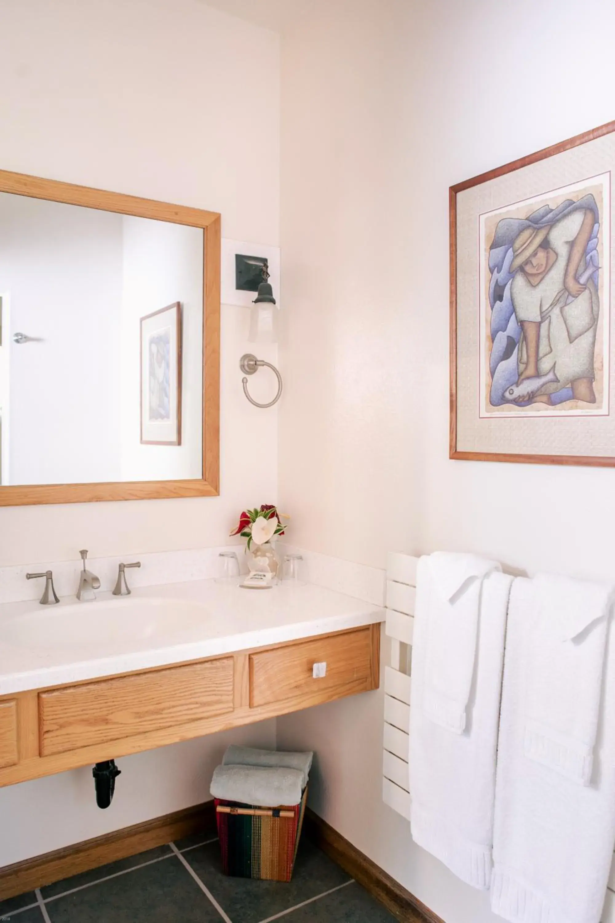 Bathroom in Kilauea Lodge and Restaurant