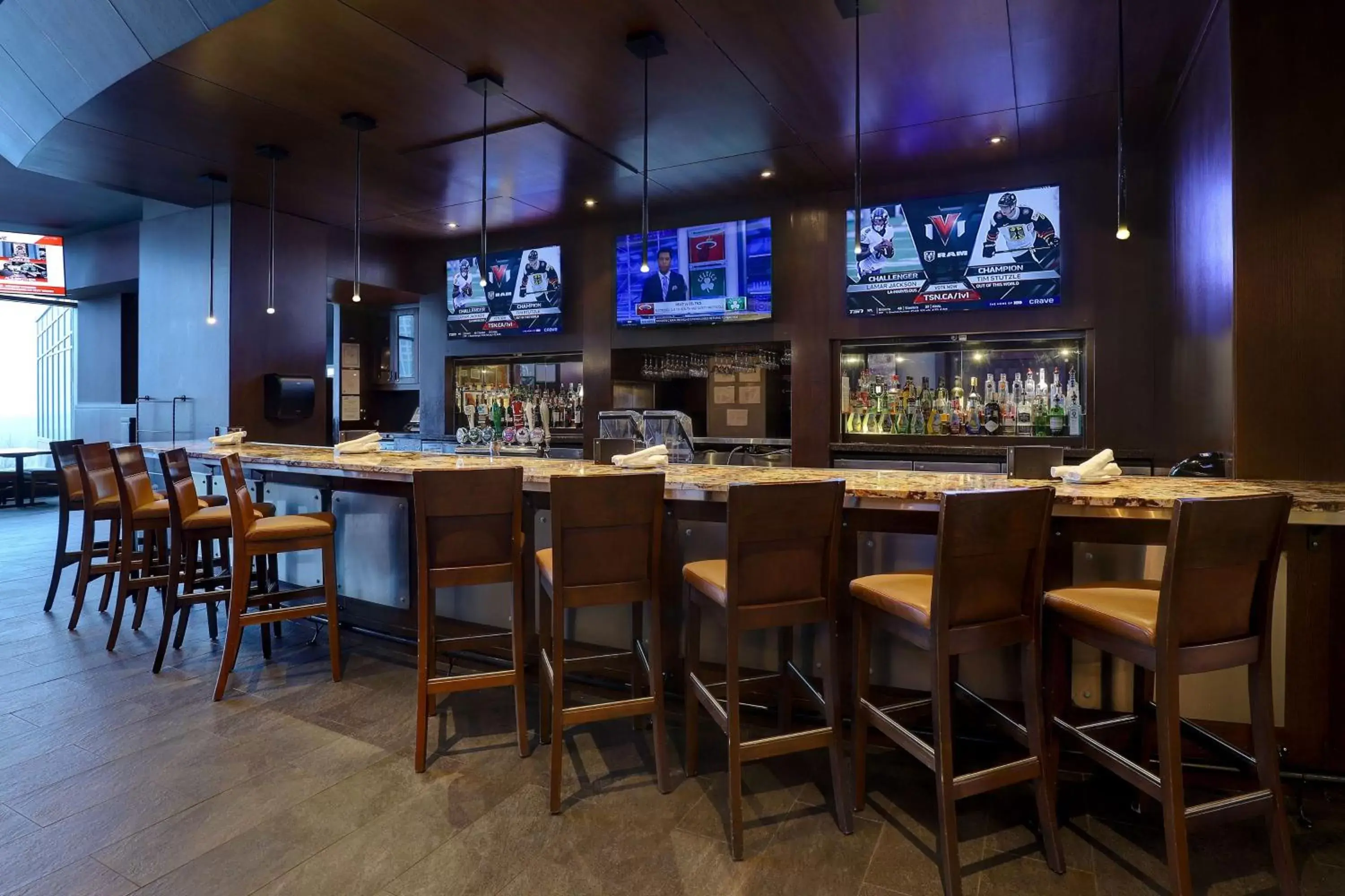 Lounge or bar, Restaurant/Places to Eat in Embassy Suites by Hilton Niagara Falls/ Fallsview