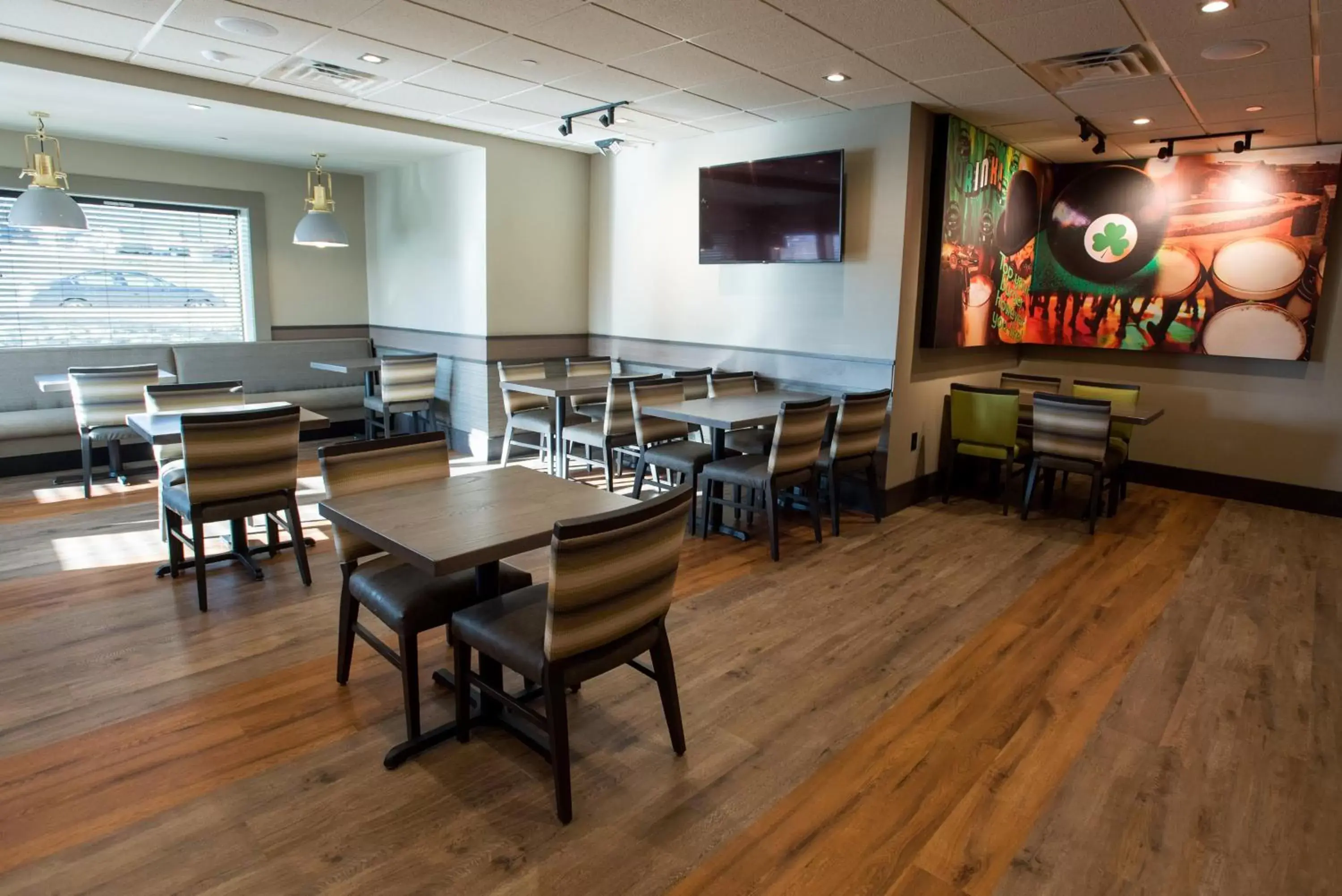 Restaurant/Places to Eat in Holiday Inn Hotel & Suites Des Moines-Northwest, an IHG Hotel