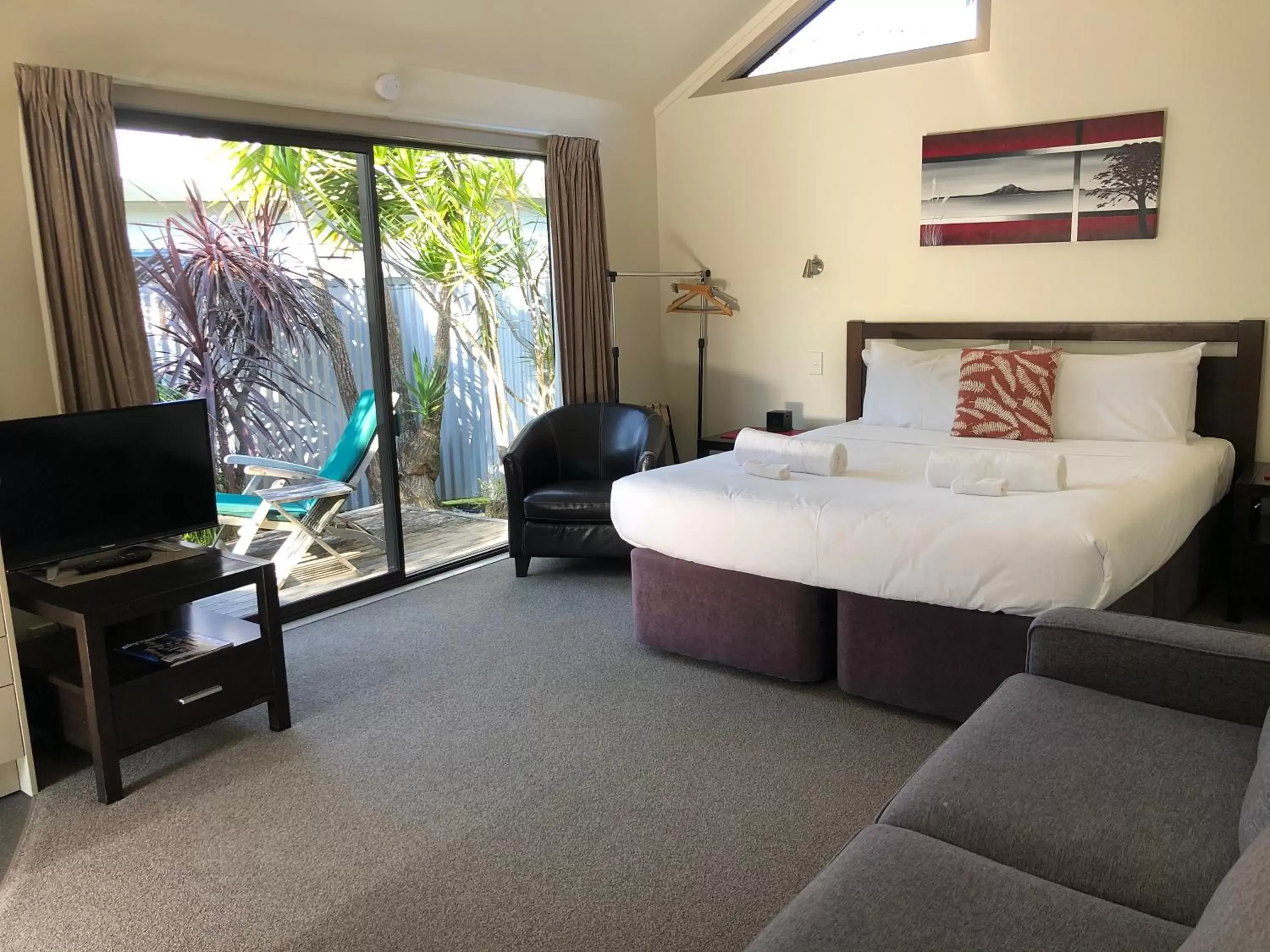 Photo of the whole room, Bed in Tairua Shores Motel