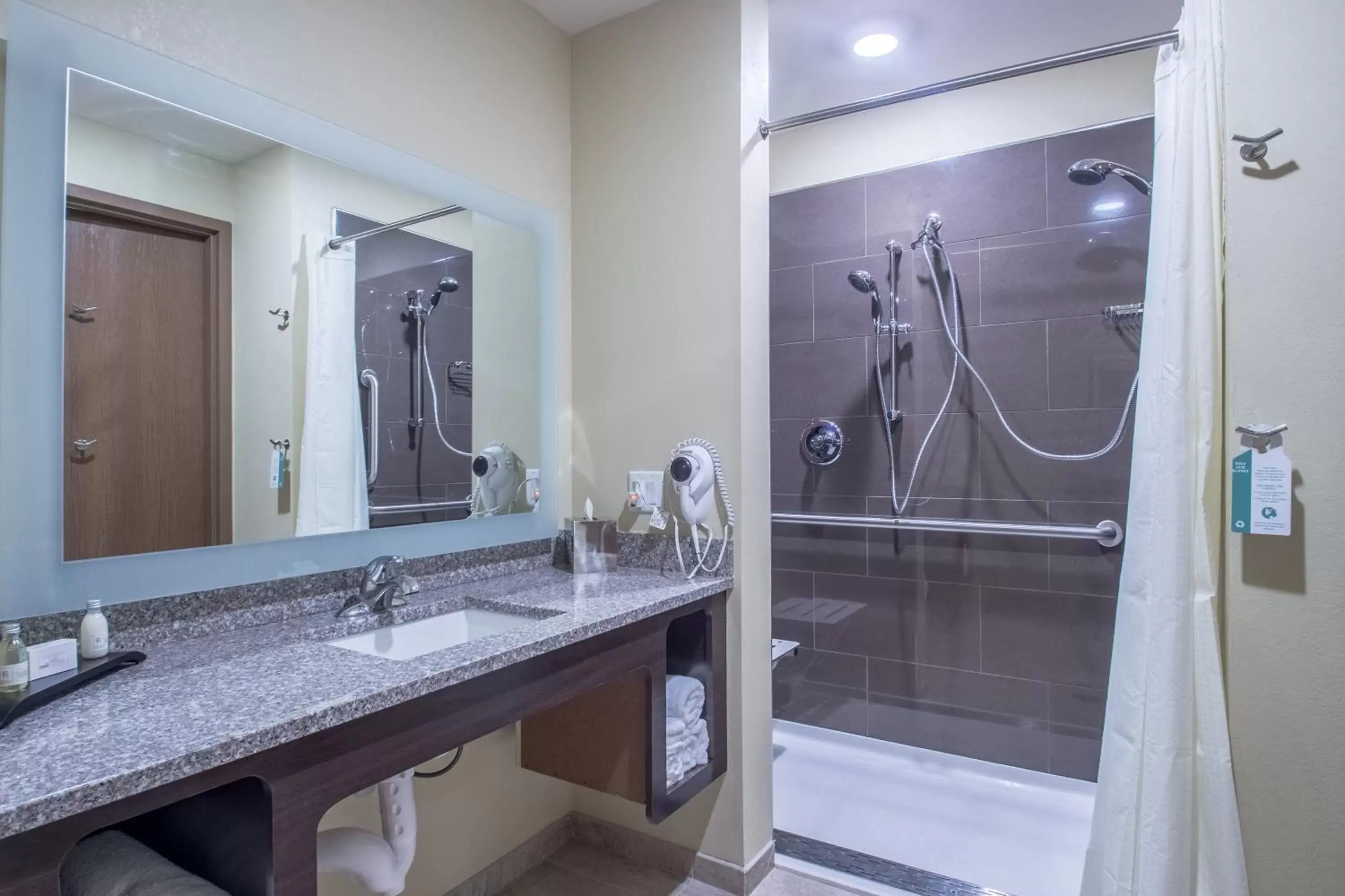 Shower, Bathroom in Cobblestone Inn & Suites - St Marys