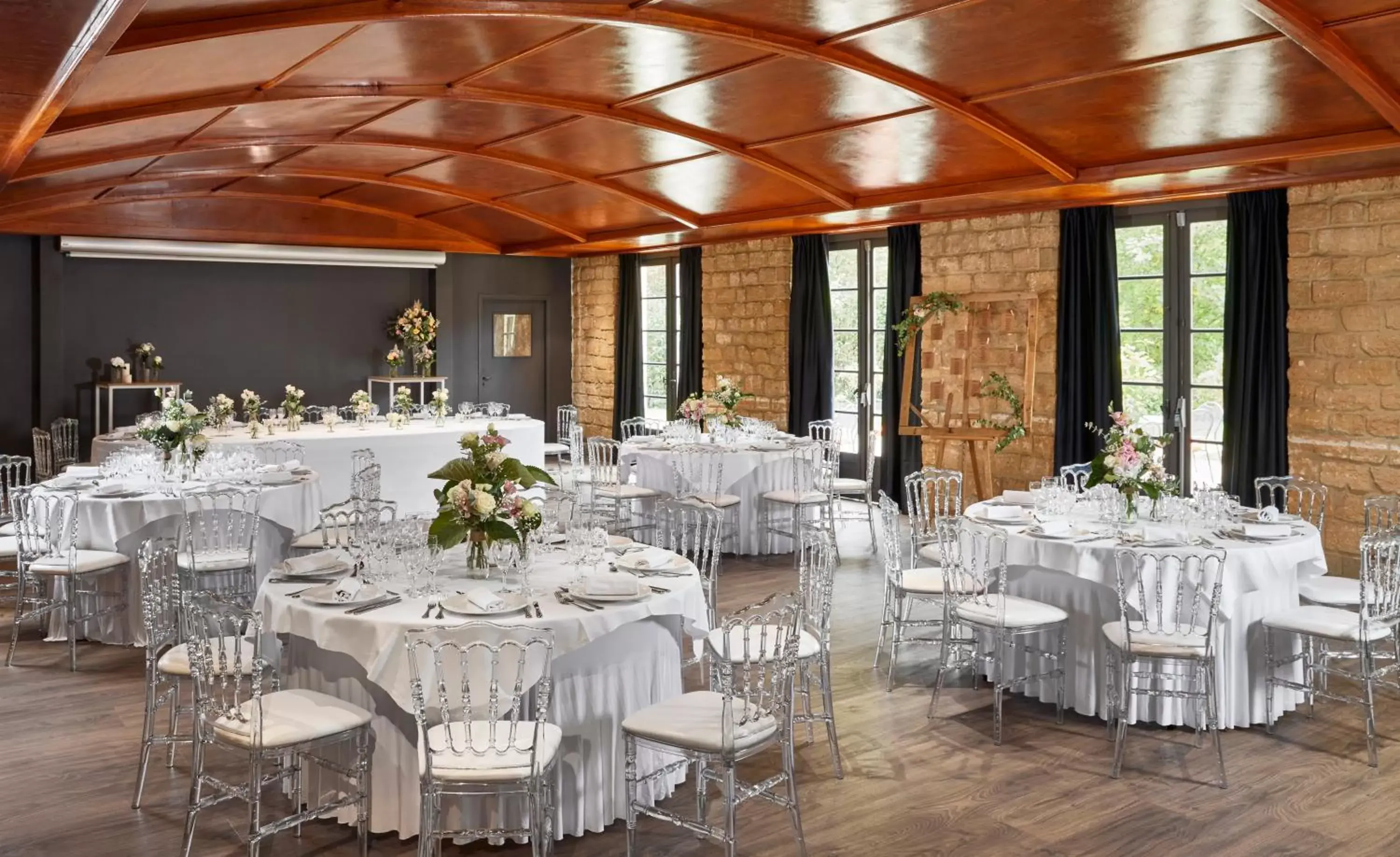 wedding, Banquet Facilities in Chateau de Montvillargenne