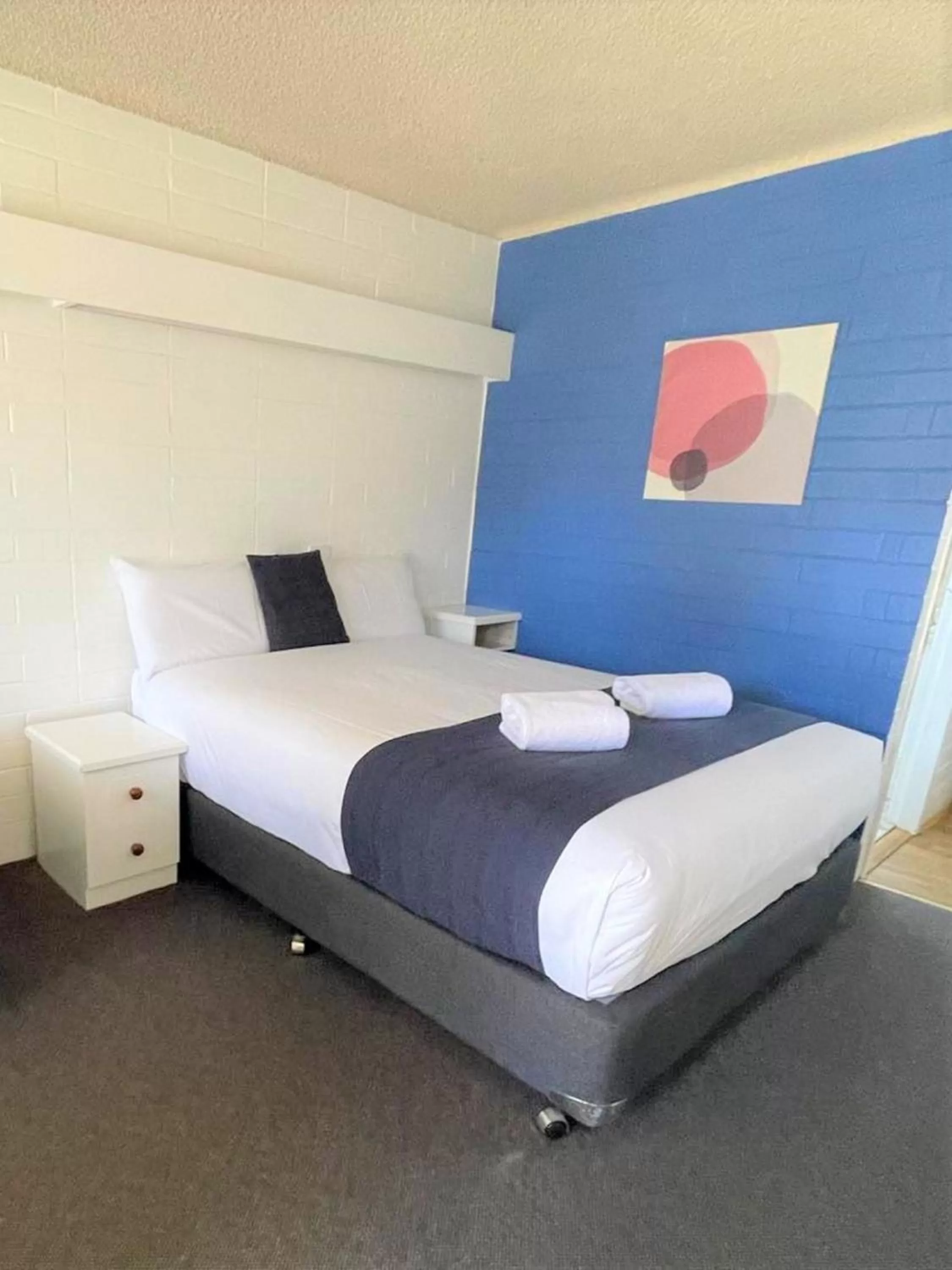 Bed in Forster Motor Inn