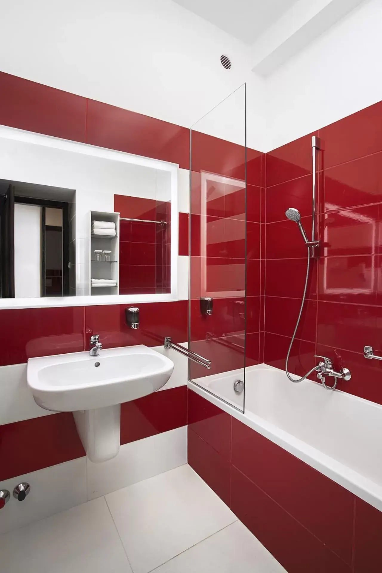 Shower, Bathroom in Rubin Wellness & Conference Hotel