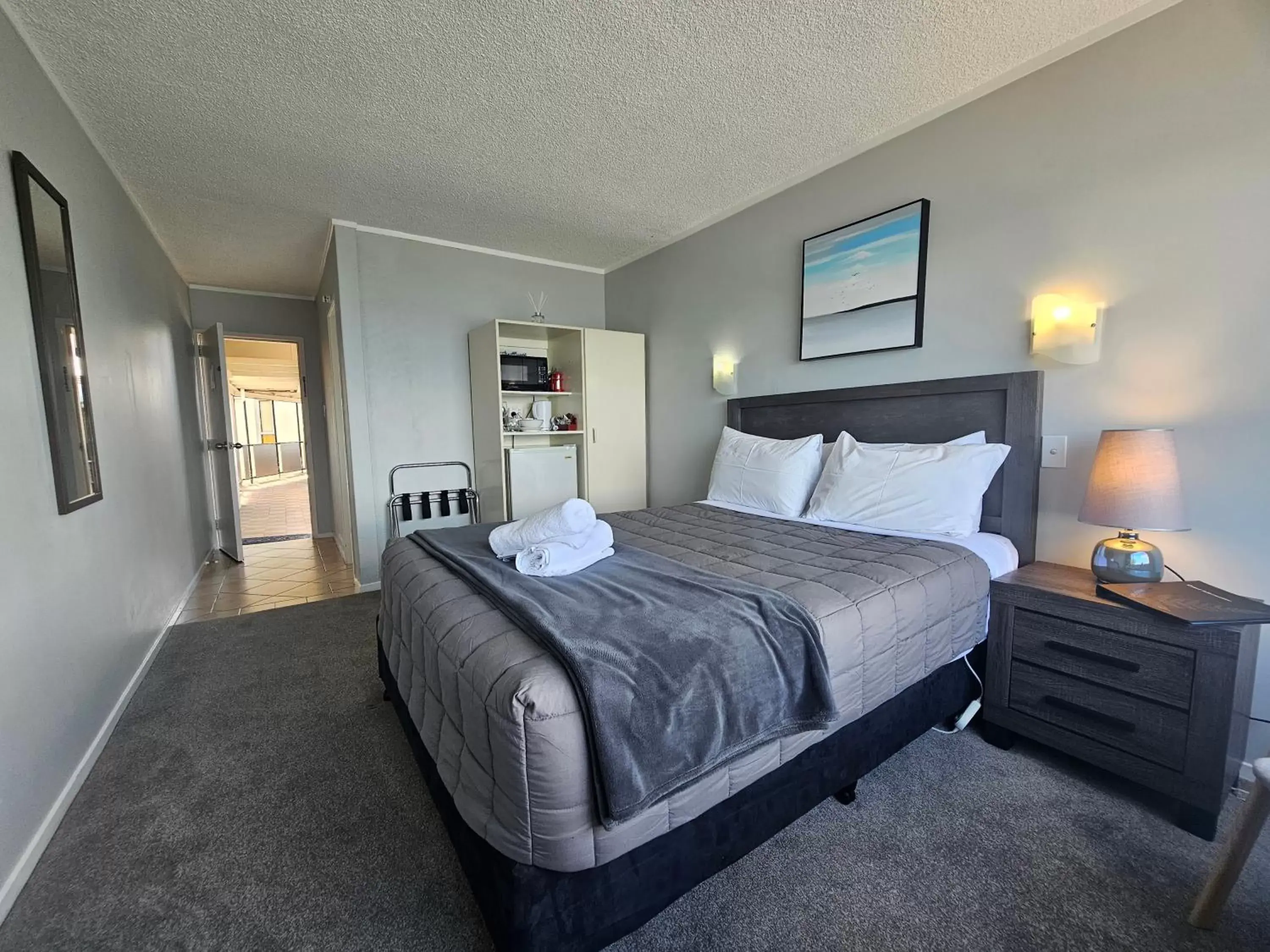 Queen Room with Lake View in Tui Oaks Motel Queen Room with Lake View in Tui Oaks Motel