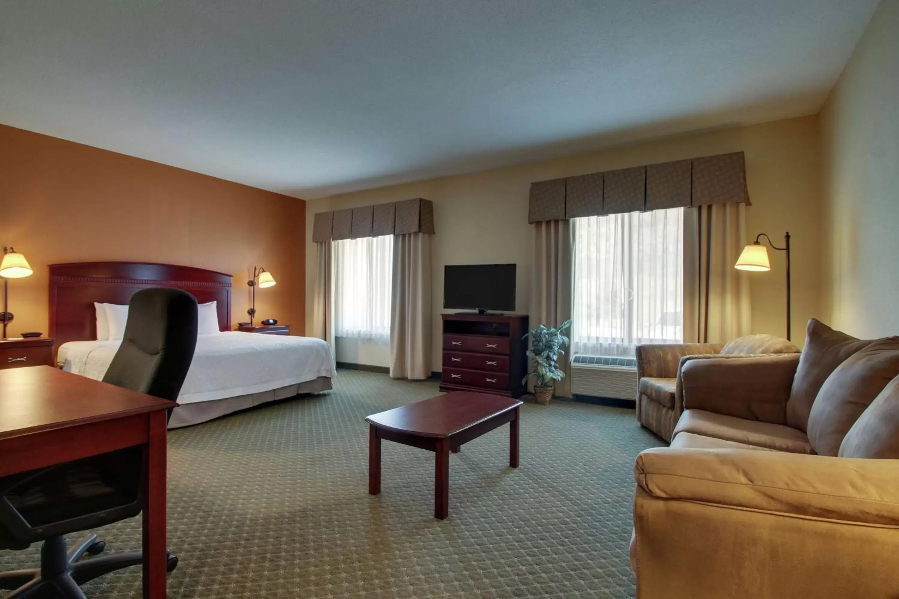 Bedroom, Seating Area in Hampton Inn & Suites Denver Littleton