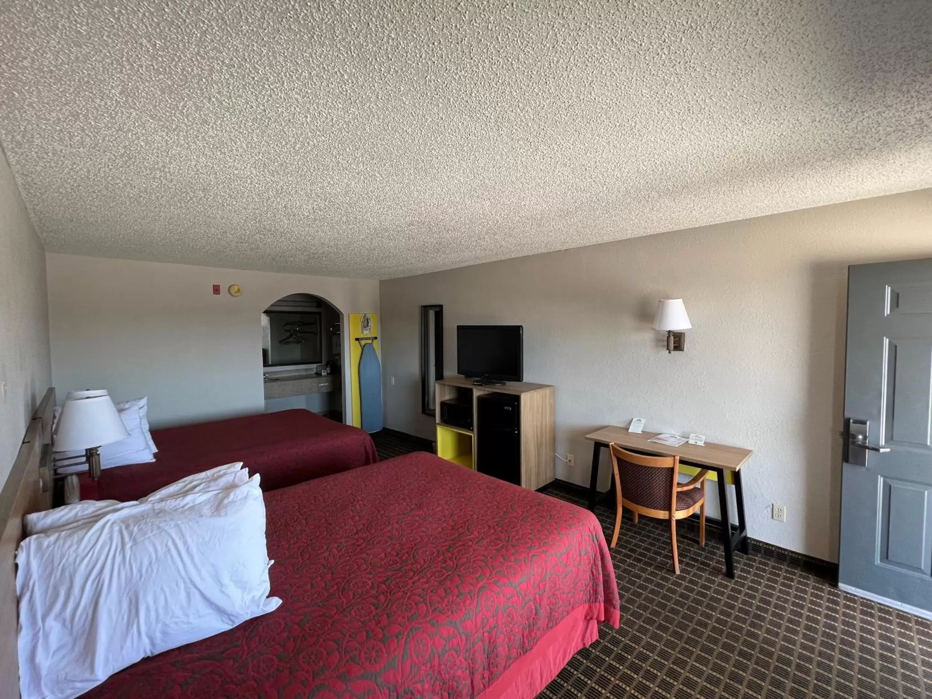 Bedroom, Bed in Days Inn by Wyndham San Antonio Interstate Hwy 35 North