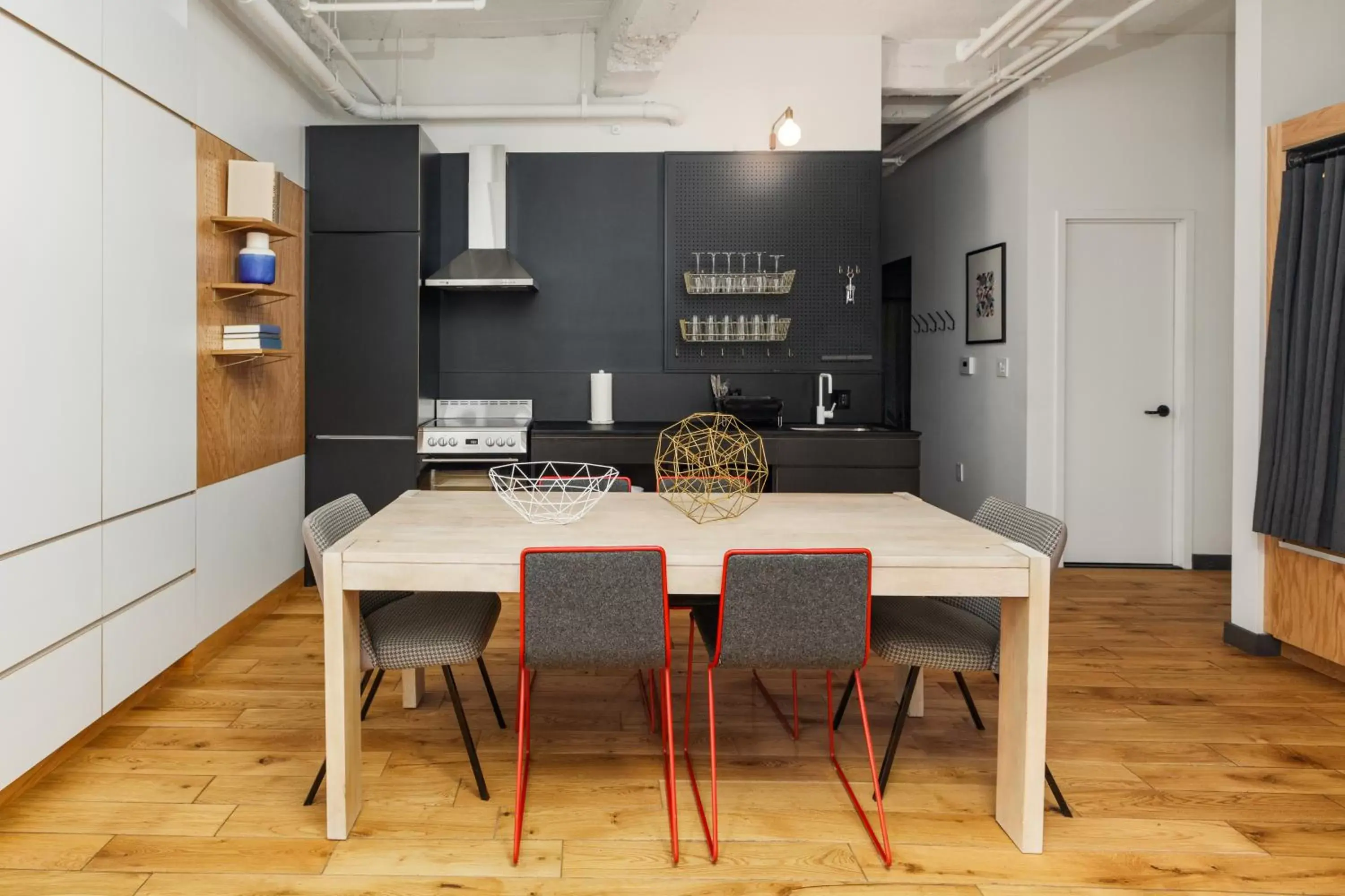 Kitchen or kitchenette, Dining Area in Placemakr Wall Street