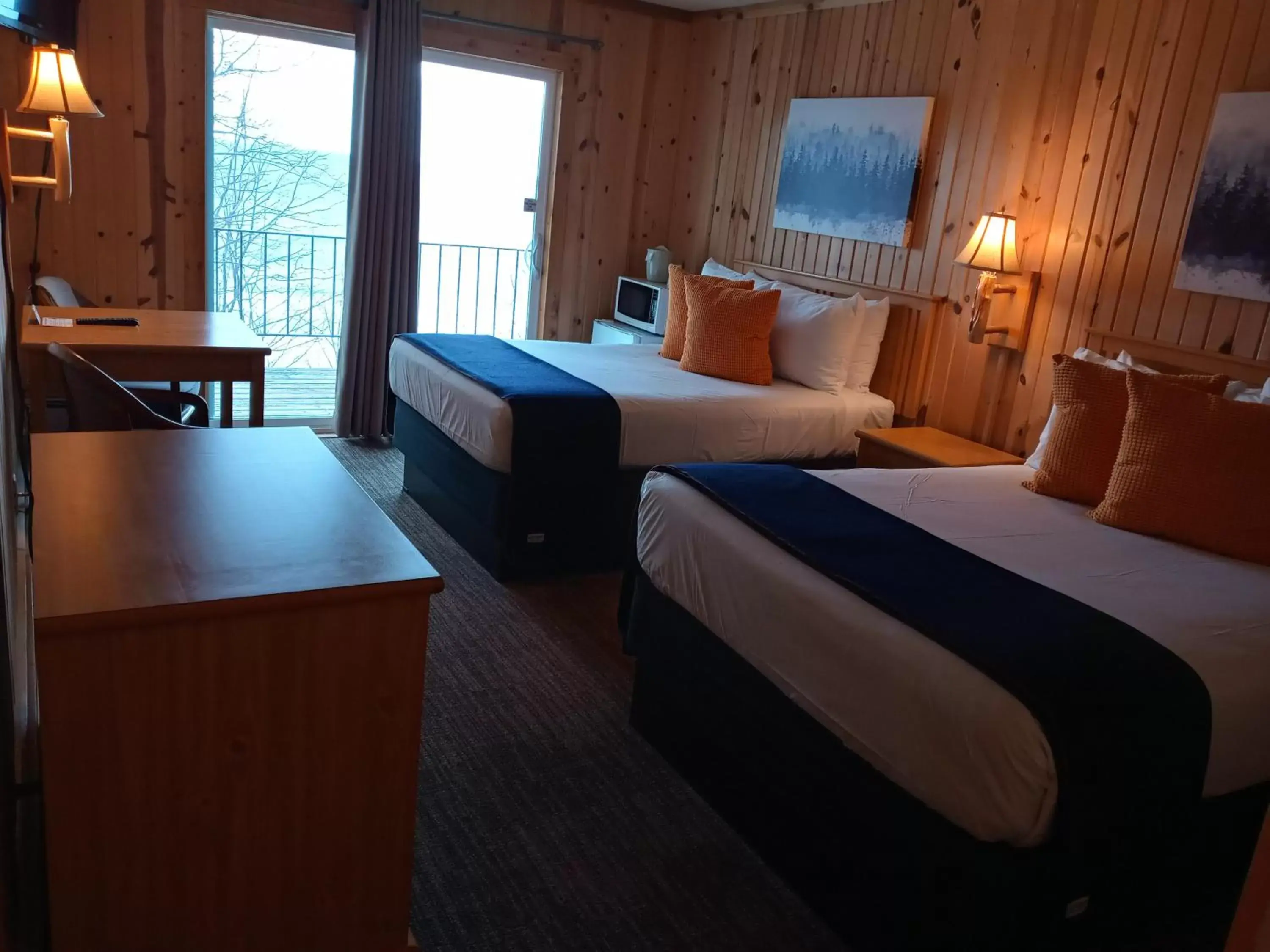 Bedroom, Bed in Cliff Dweller on Lake Superior