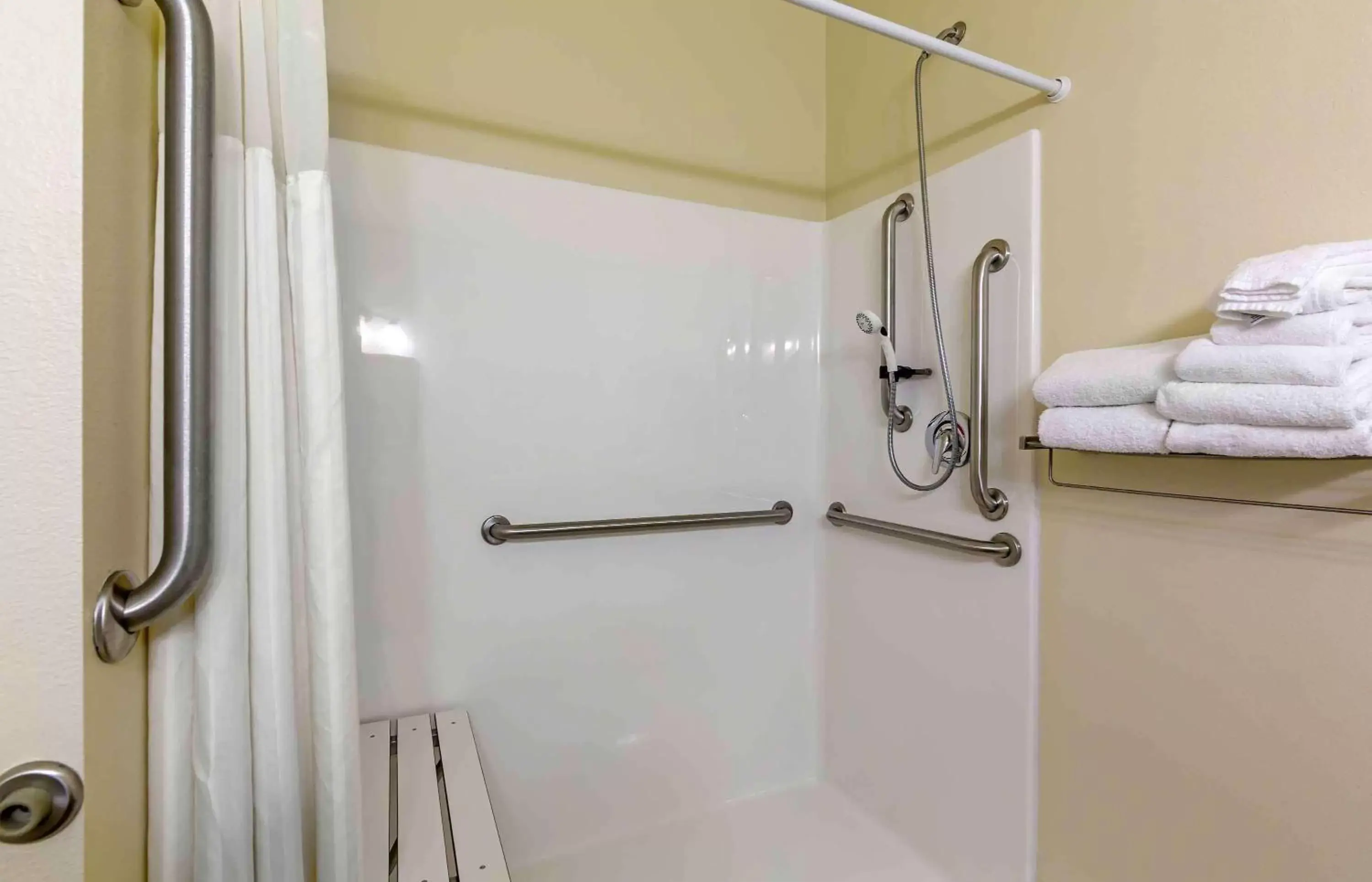Bathroom in Extended Stay Americas Suites - Minot