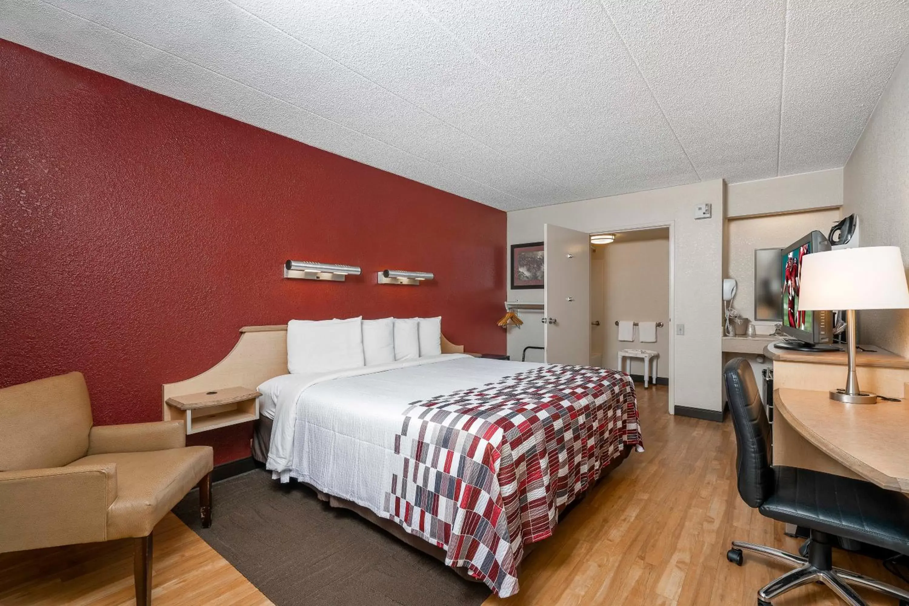 Photo of the whole room, Bed in Red Roof Inn Buffalo - Niagara Airport