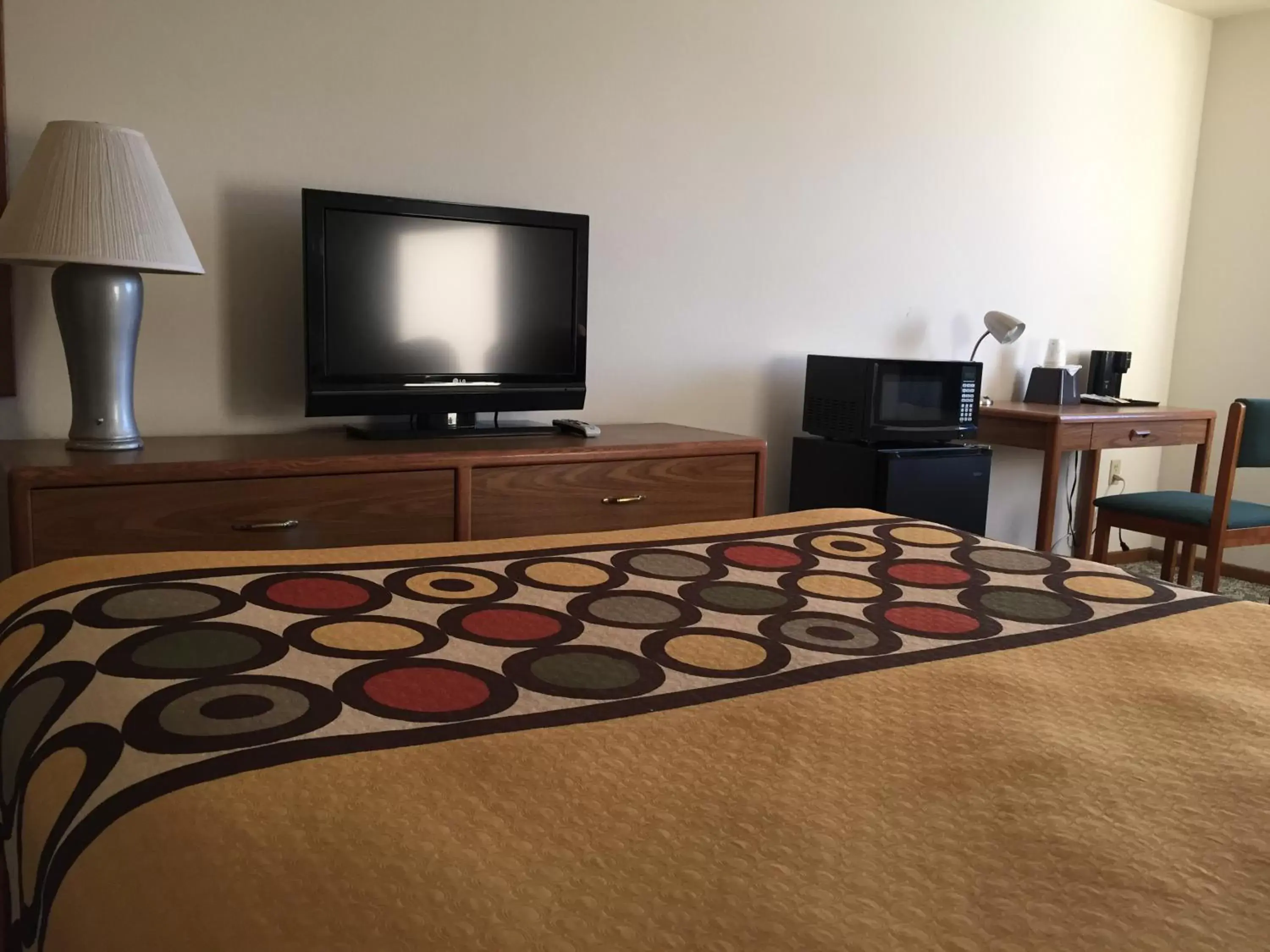 bunk bed, TV/Entertainment Center in Super 8 by Wyndham Escanaba