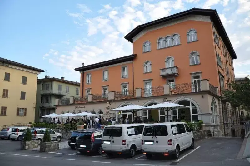 Facade/entrance, Property Building in Albergo Roma
