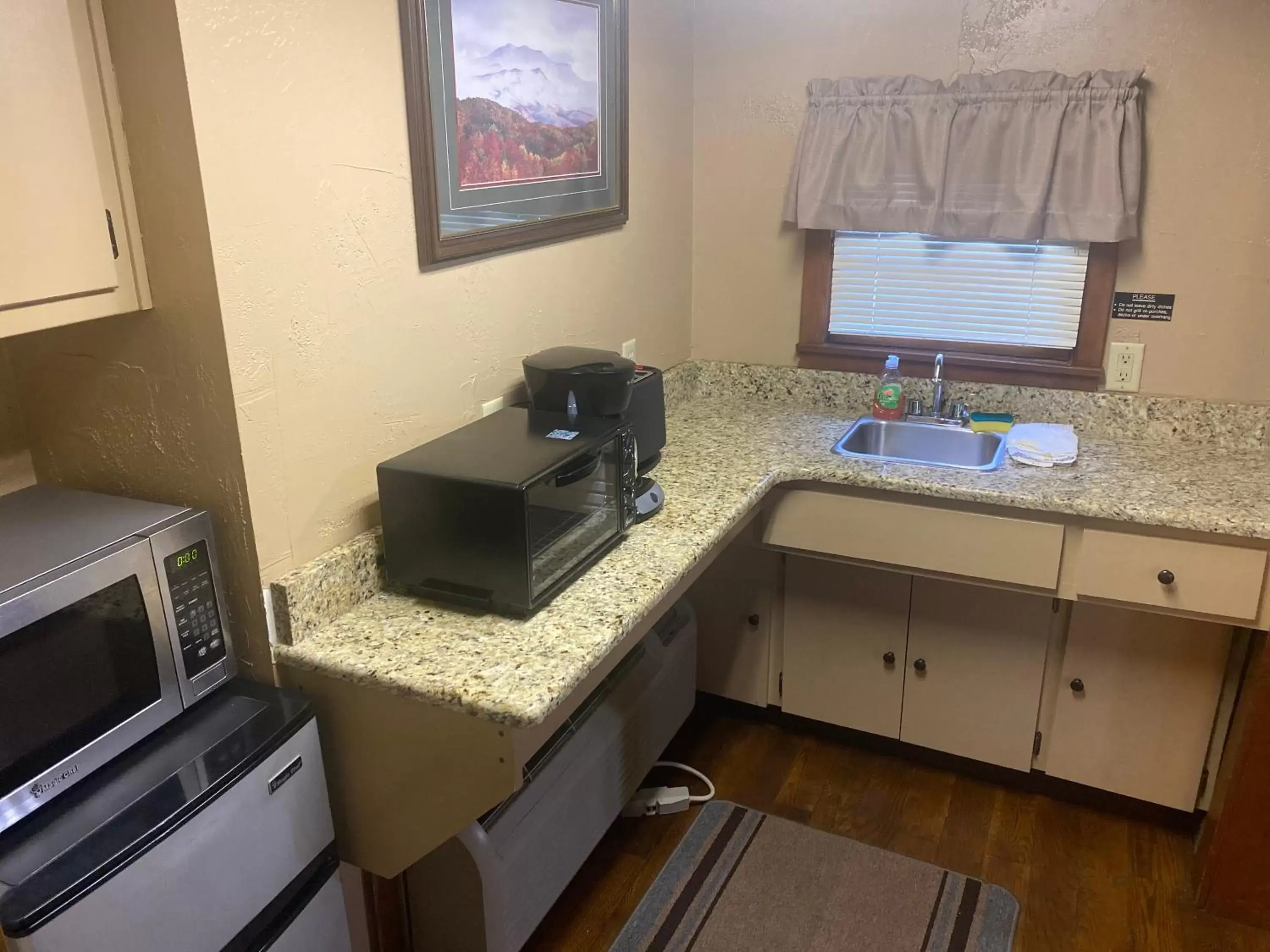 Communal kitchen, Kitchen/Kitchenette in Carr's Northside Hotel and Cottages