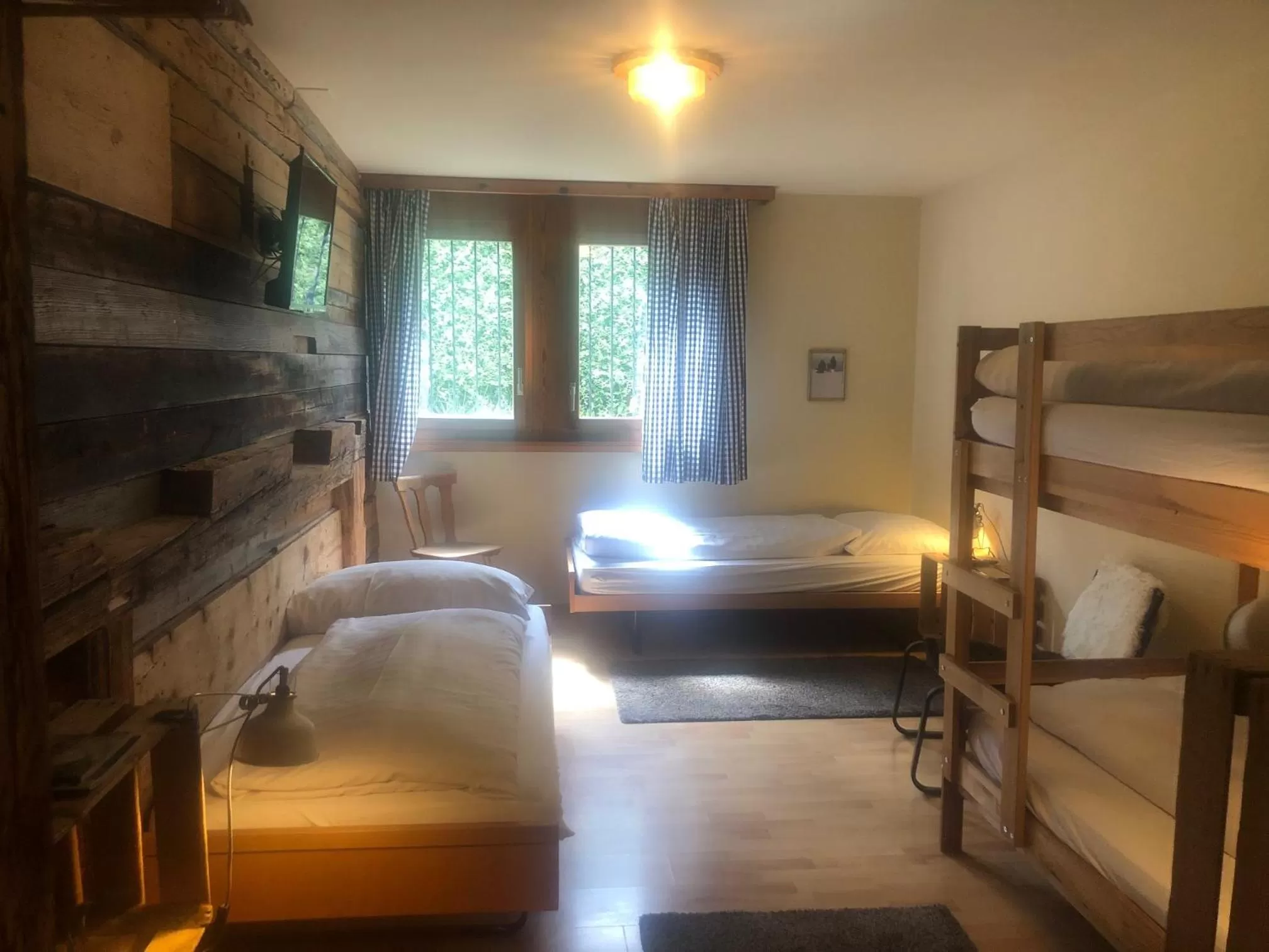 Photo of the whole room, Bed in Arena Lodge