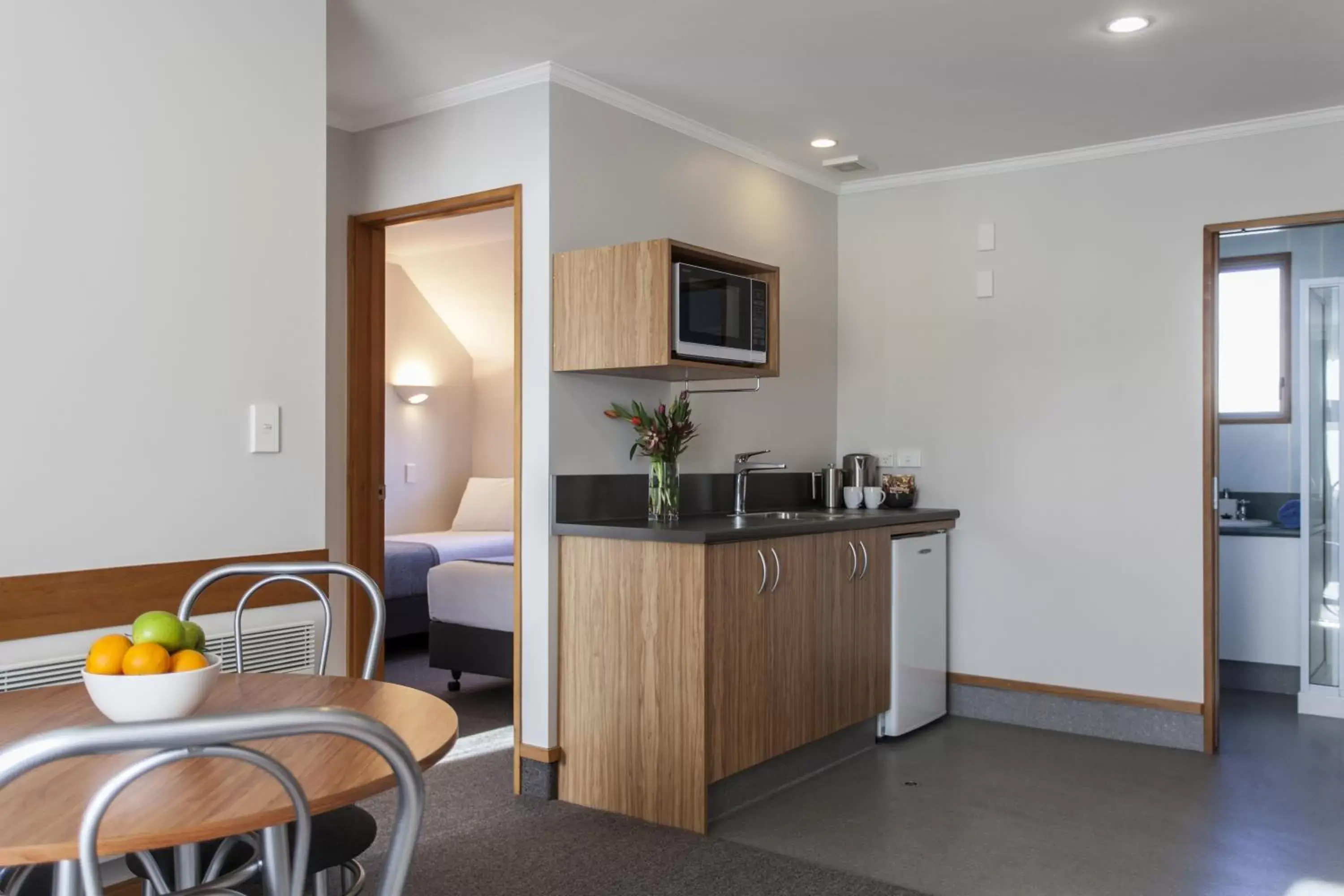 Living room, Kitchen/Kitchenette in Amross Motel