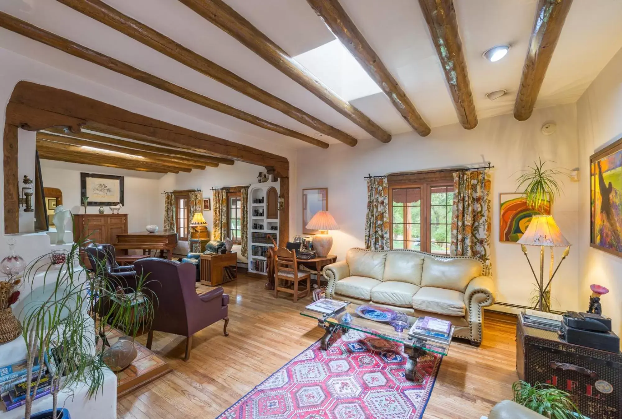 Communal lounge/ TV room, Seating Area in Inn on La Loma Plaza