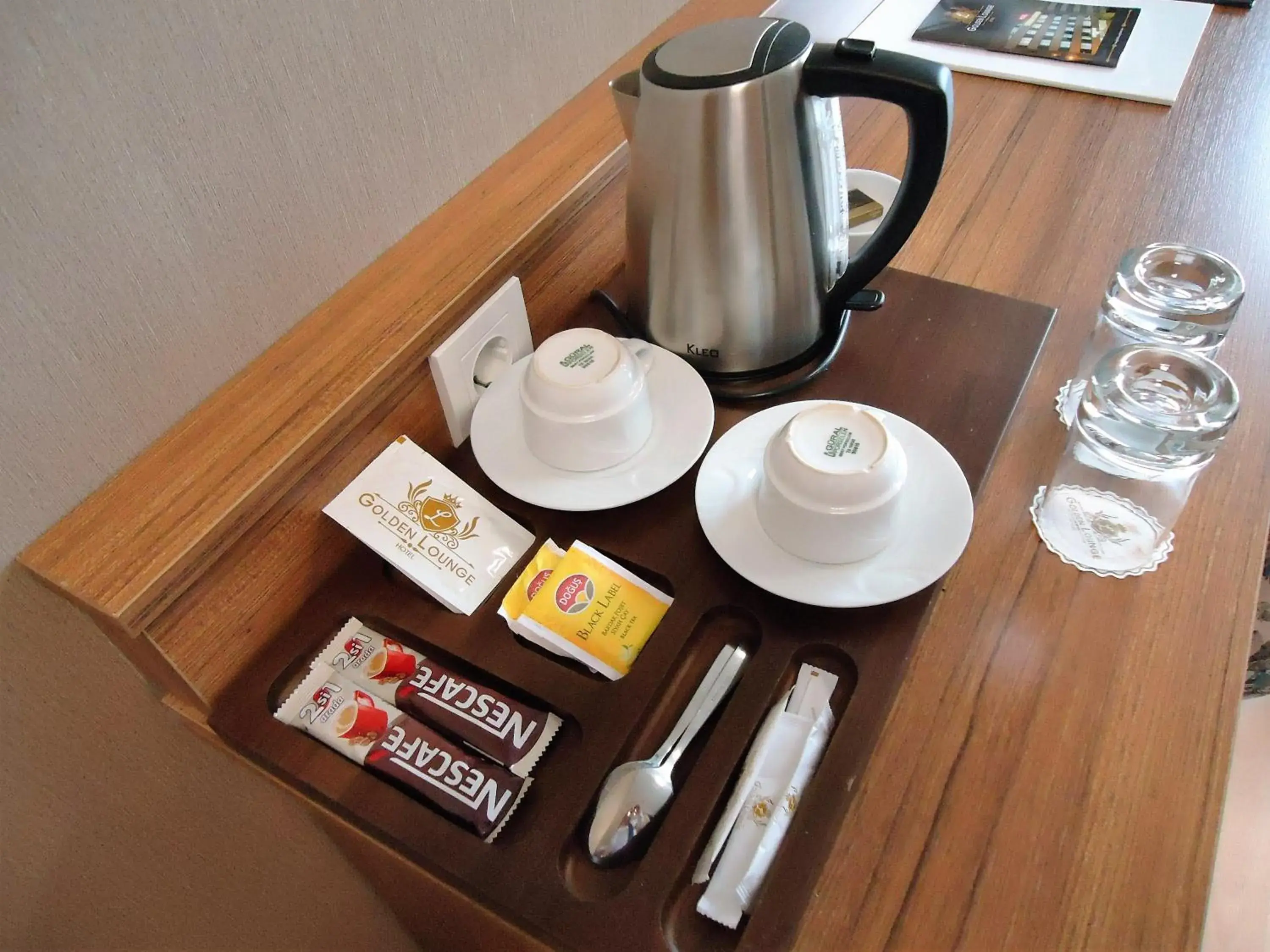 Photo of the whole room, Coffee/Tea Facilities in Golden Lounge Hotel