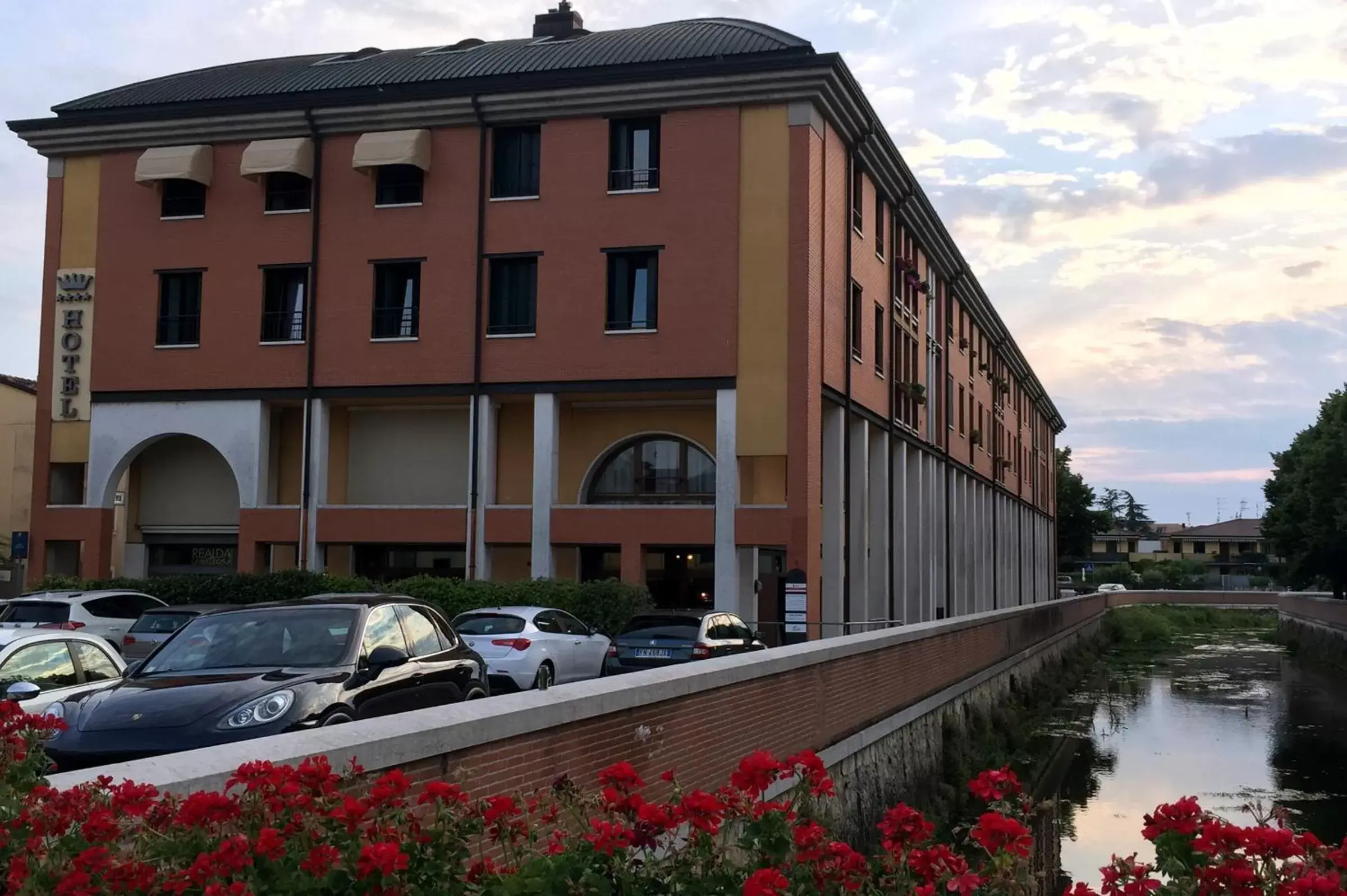 Facade/entrance, Property Building in Hotel Roxy Plaza