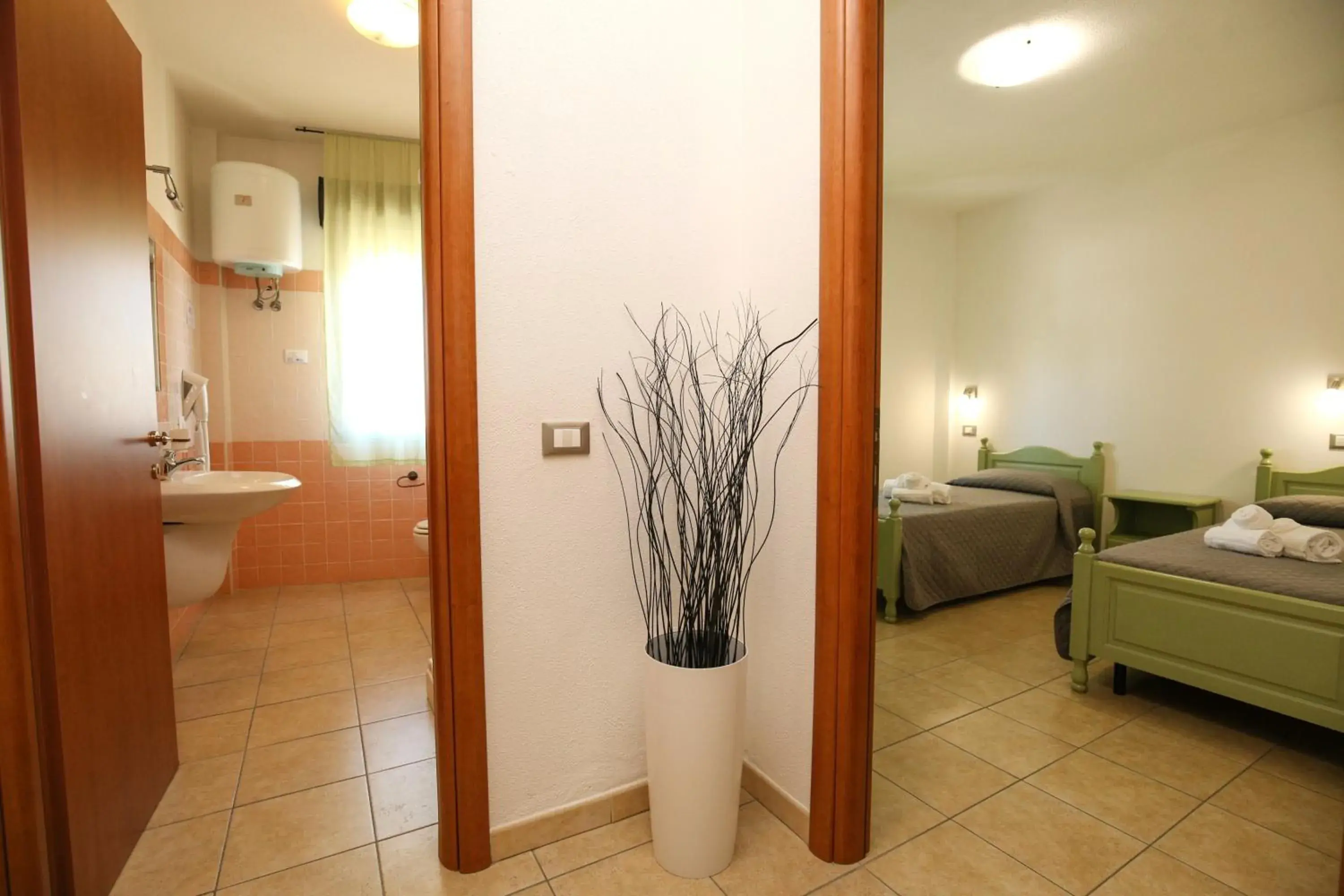 View (from property/room), Bathroom in Hotel Residence Ampurias