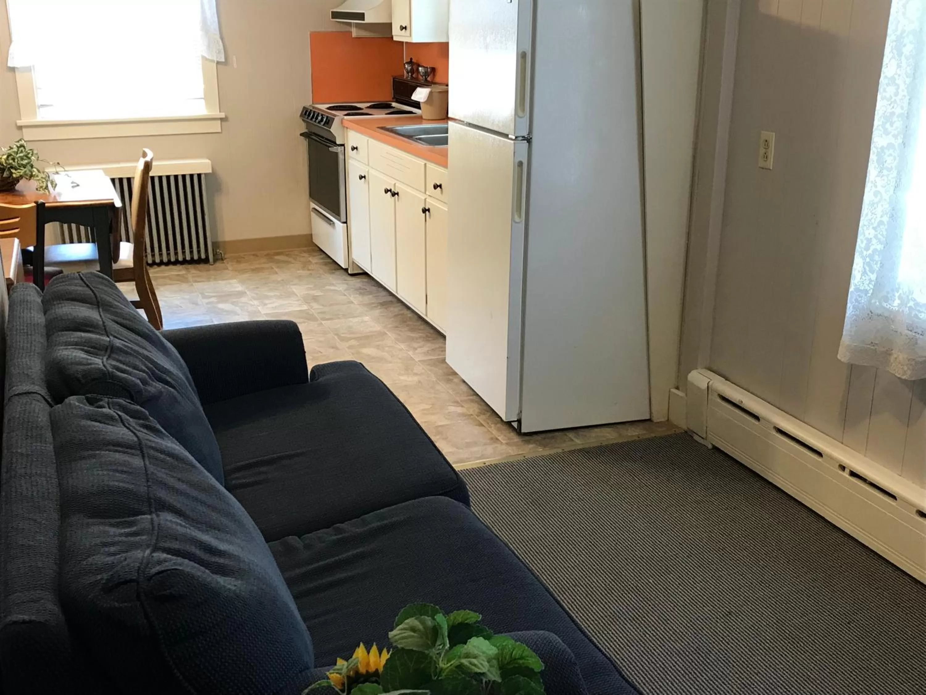 Seating area in Simmons Motel and Suites