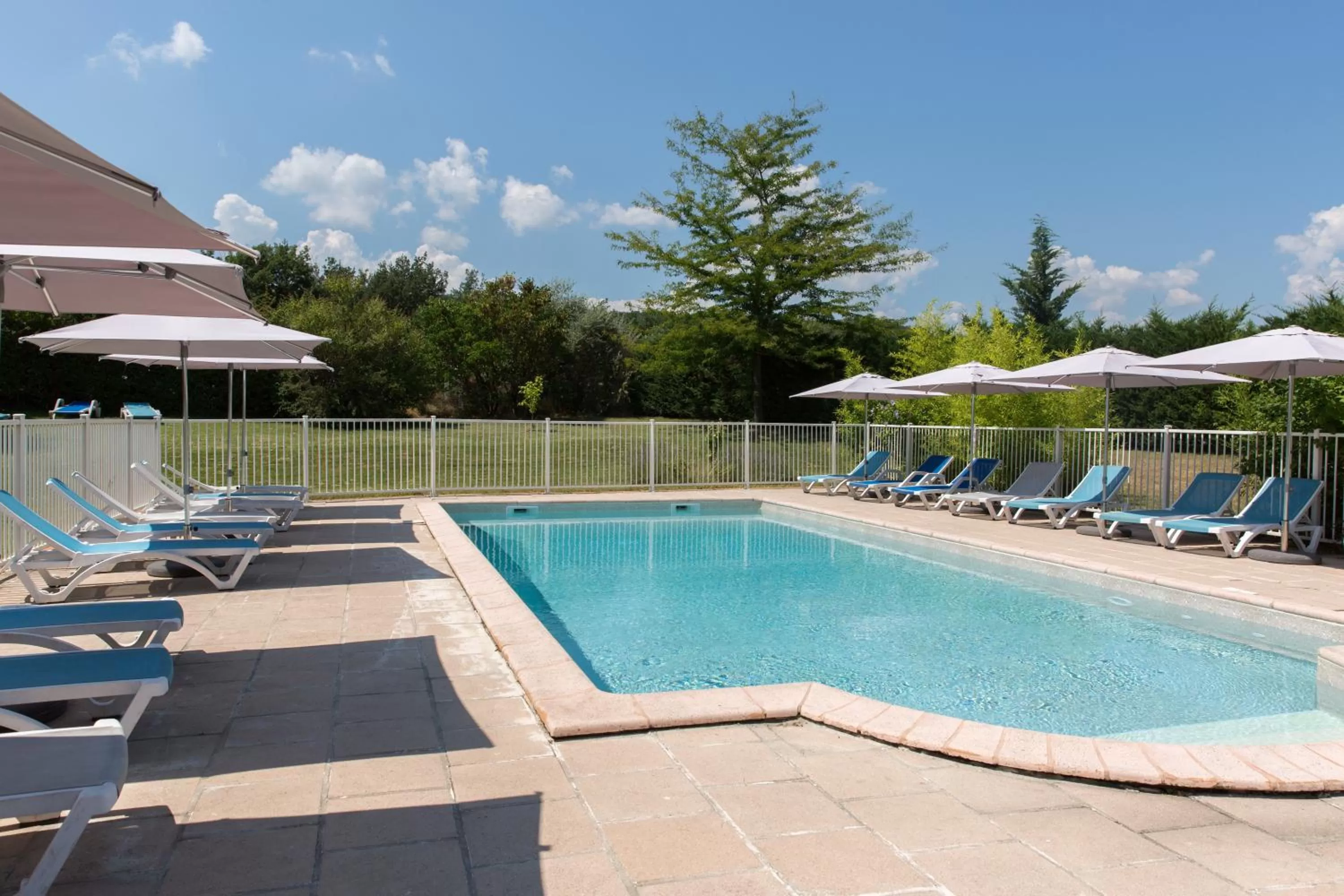Swimming pool in Ibis Budget Sisteron