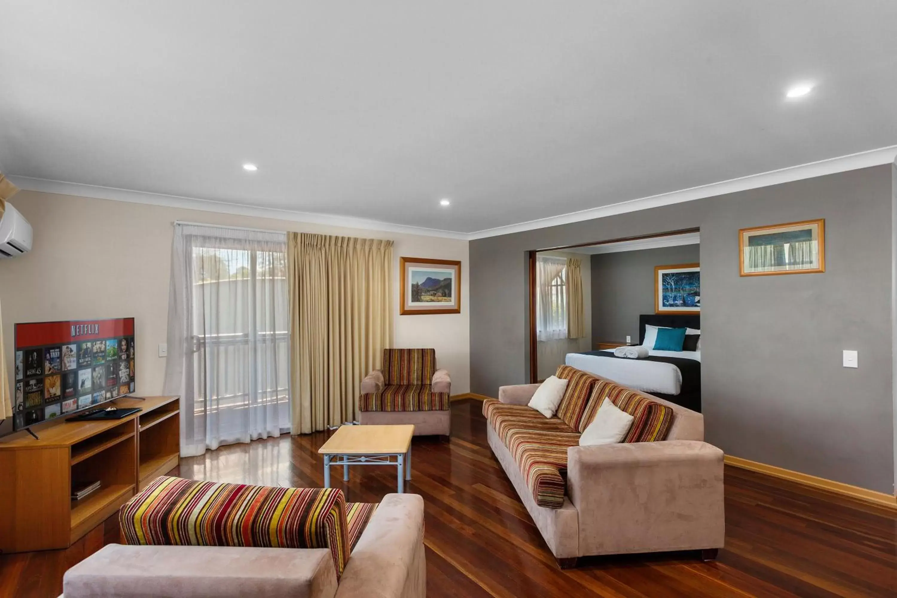 Photo of the whole room, Seating Area in Eastgate on the Range Motel