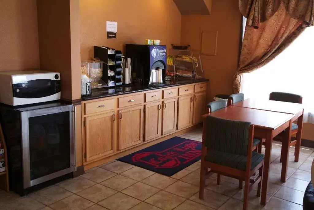 Breakfast, Kitchen/Kitchenette in Coach Light Inn