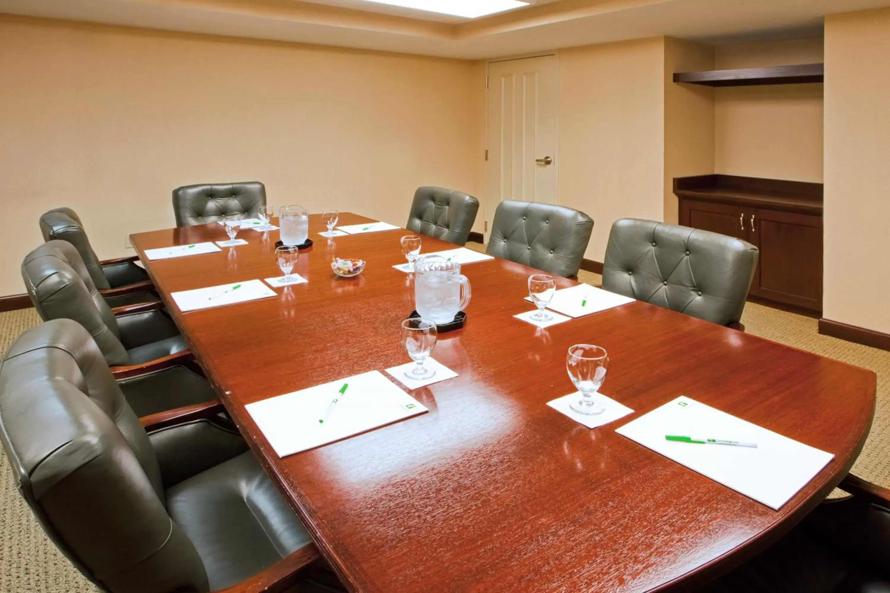 Meeting/conference room in Holiday Inn Chantilly-Dulles Expo Airport, an IHG Hotel