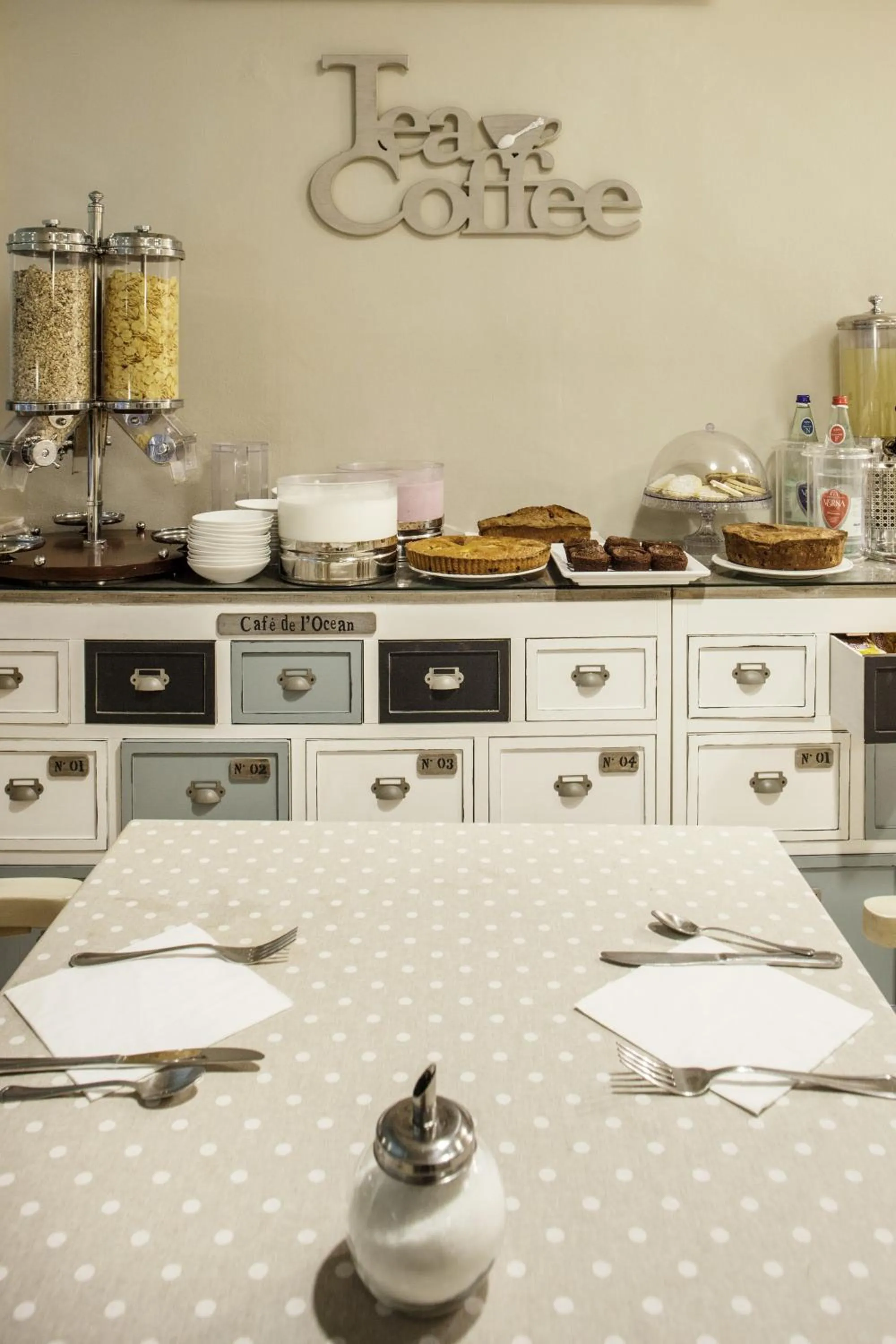 Restaurant/places to eat in Adua & Regina di Saba Wellness & Beauty