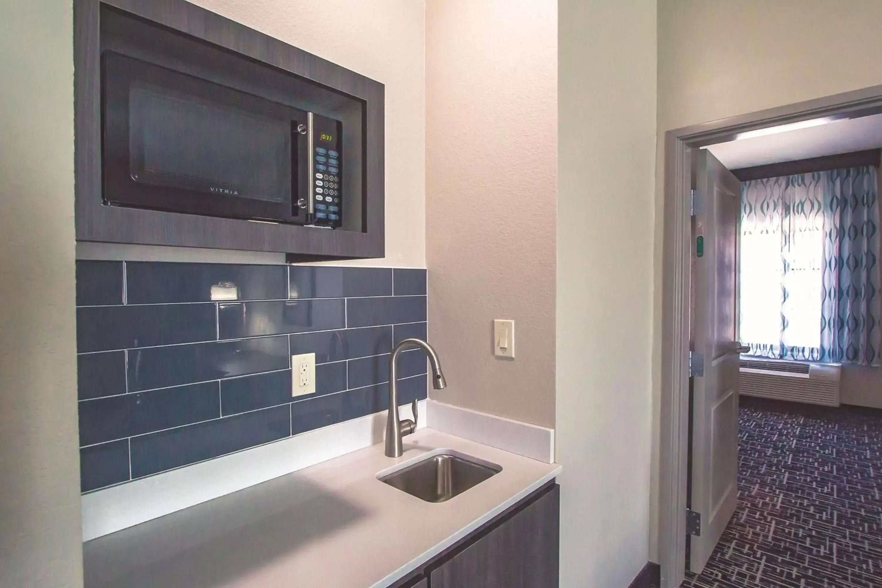 Photo of the whole room, Kitchen/Kitchenette in La Quinta Inn & Suites by Wyndham Pampa