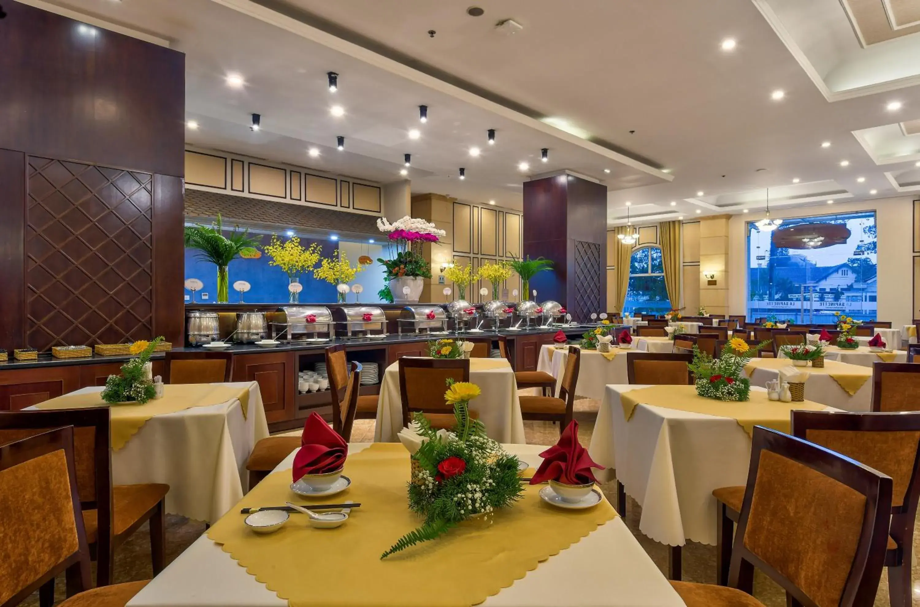 Restaurant/Places to Eat in La Sapinette Hotel