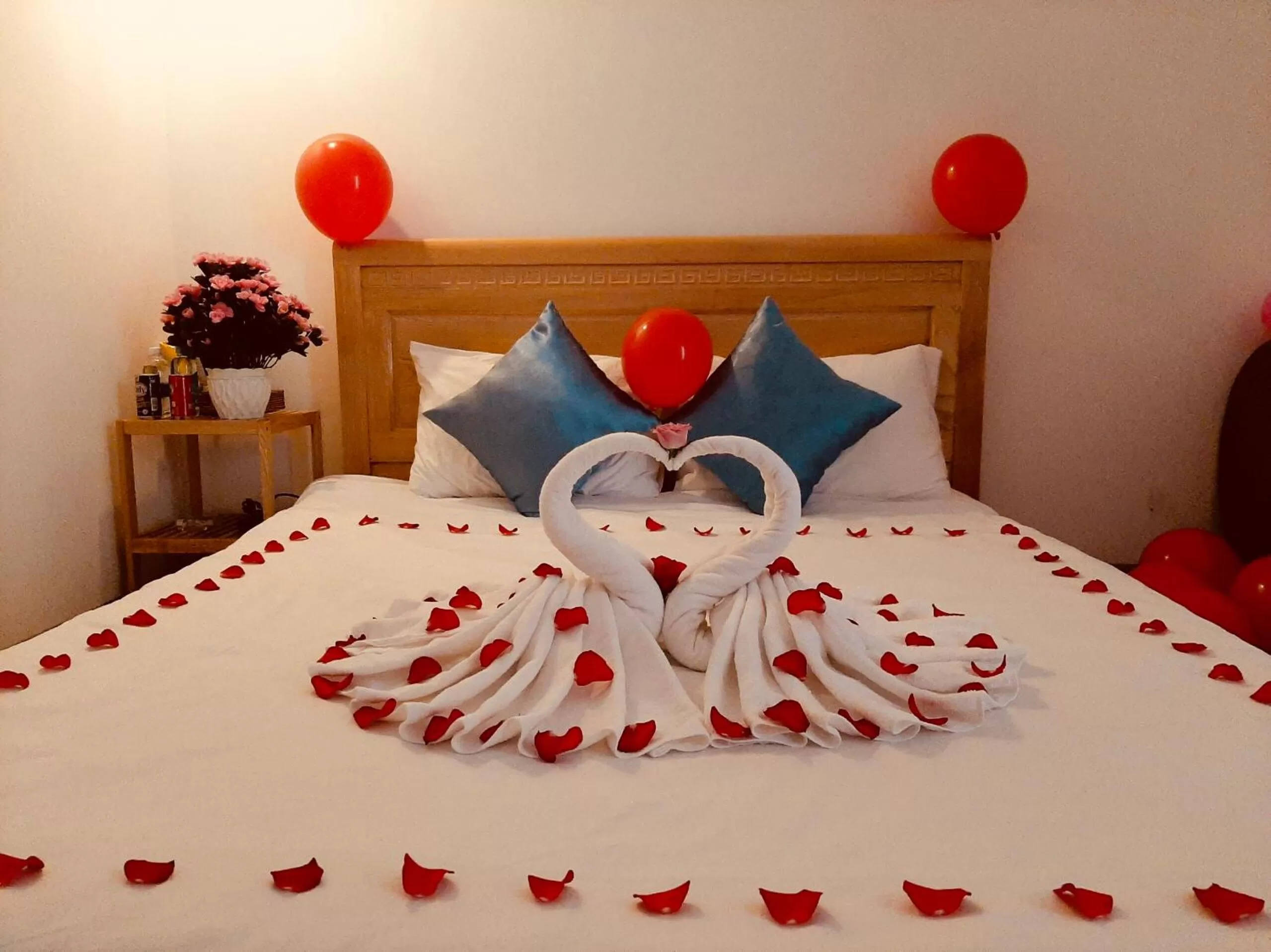 Decorative detail, Bed in D'Villa Hotel - Homestay