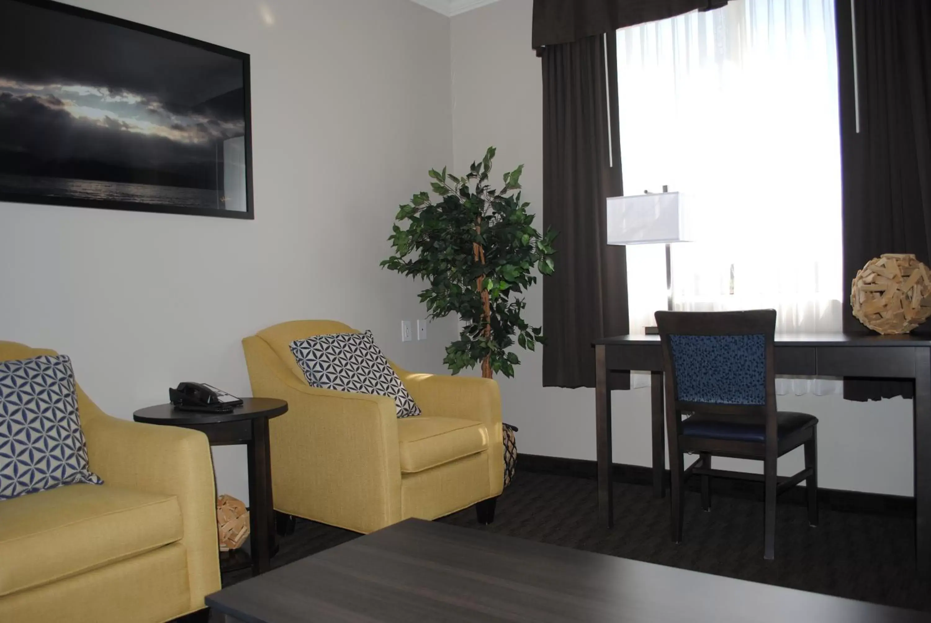 Seating Area in Days Inn & Suites by Wyndham Lindsay