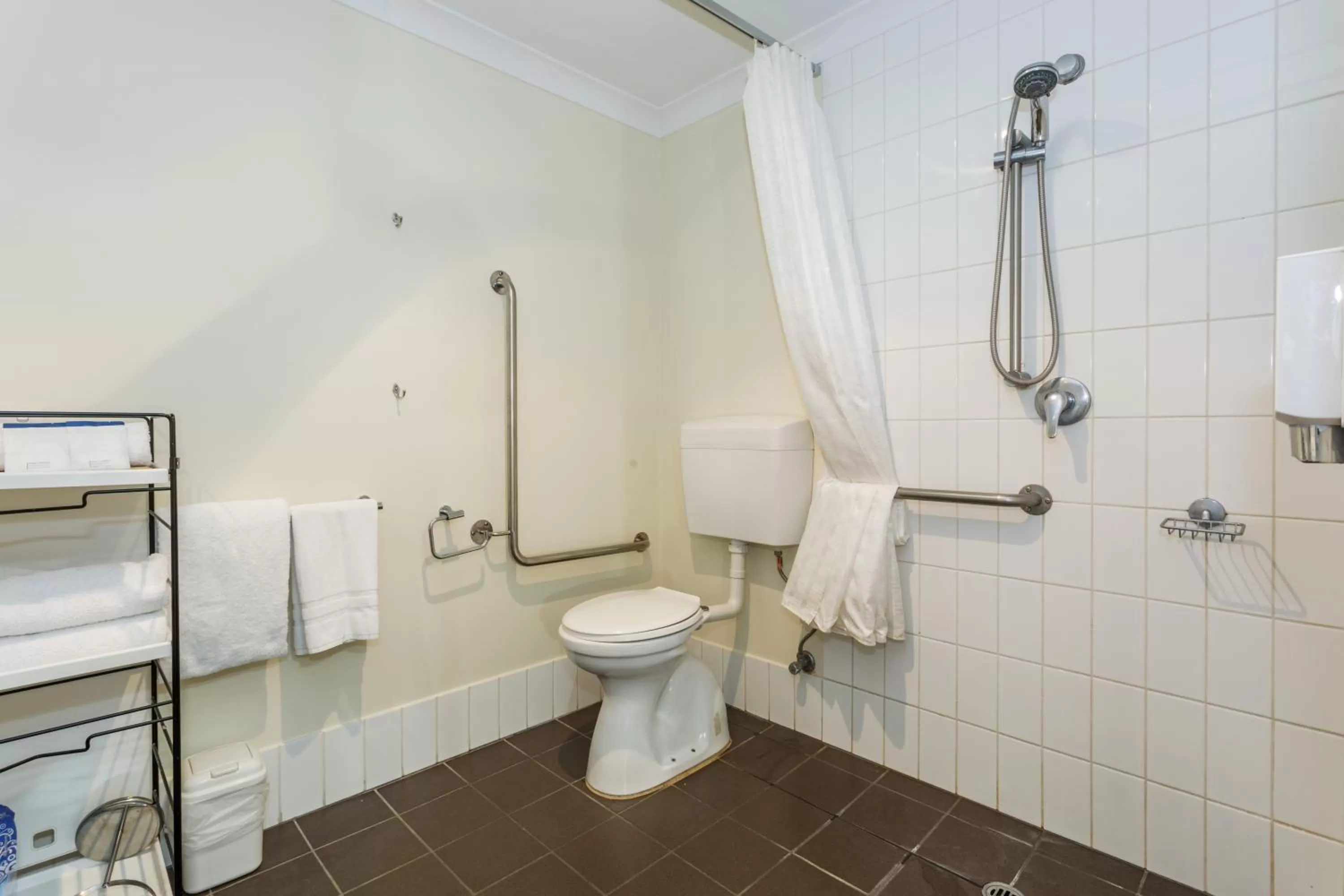 Shower in Perth Ascot Central Apartment Hotel Official