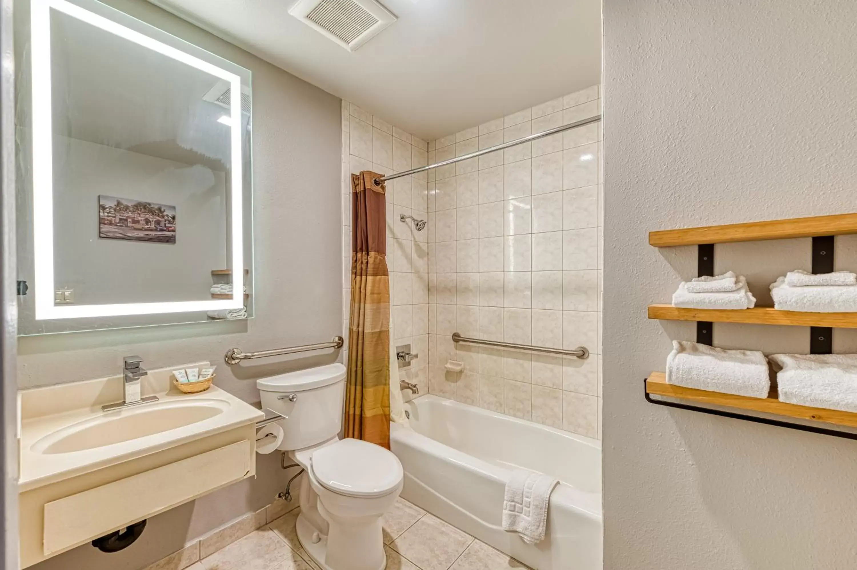 Bathroom in La Mirage Inn - Hollywood