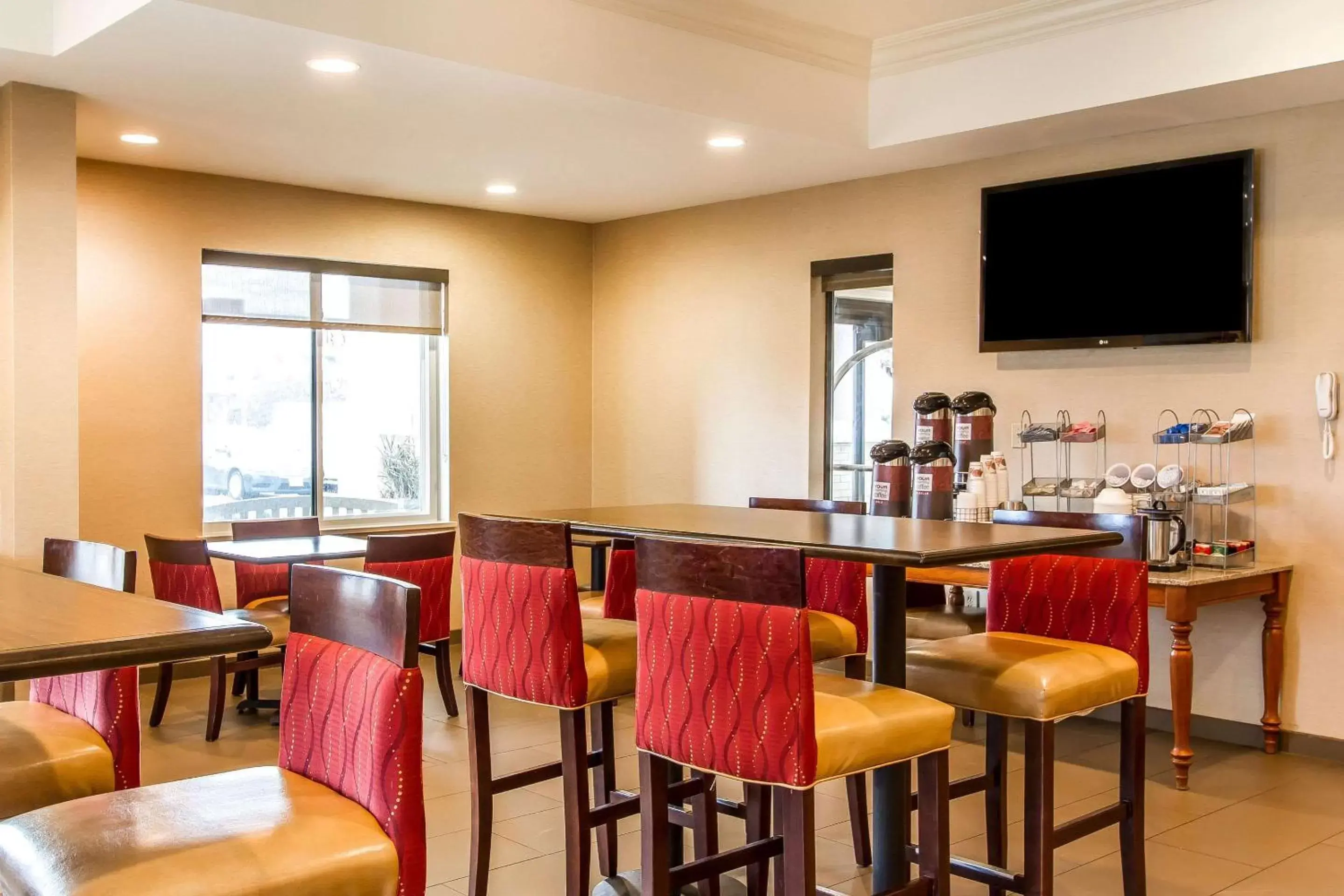 Restaurant/Places to Eat in Comfort Suites Mattoon Illinois