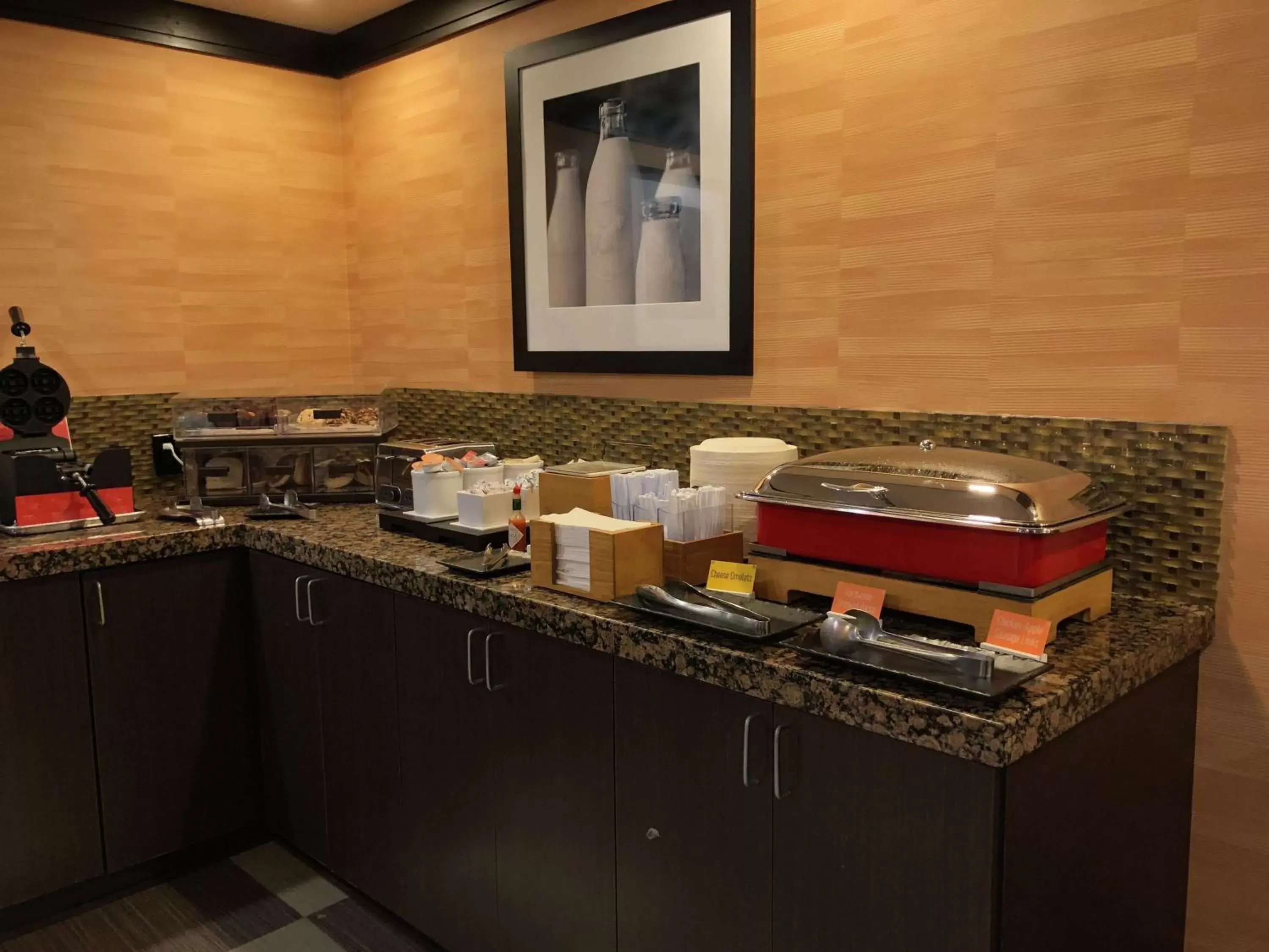 Breakfast, Kitchen/Kitchenette in Hampton Inn and Suites Tulsa Central