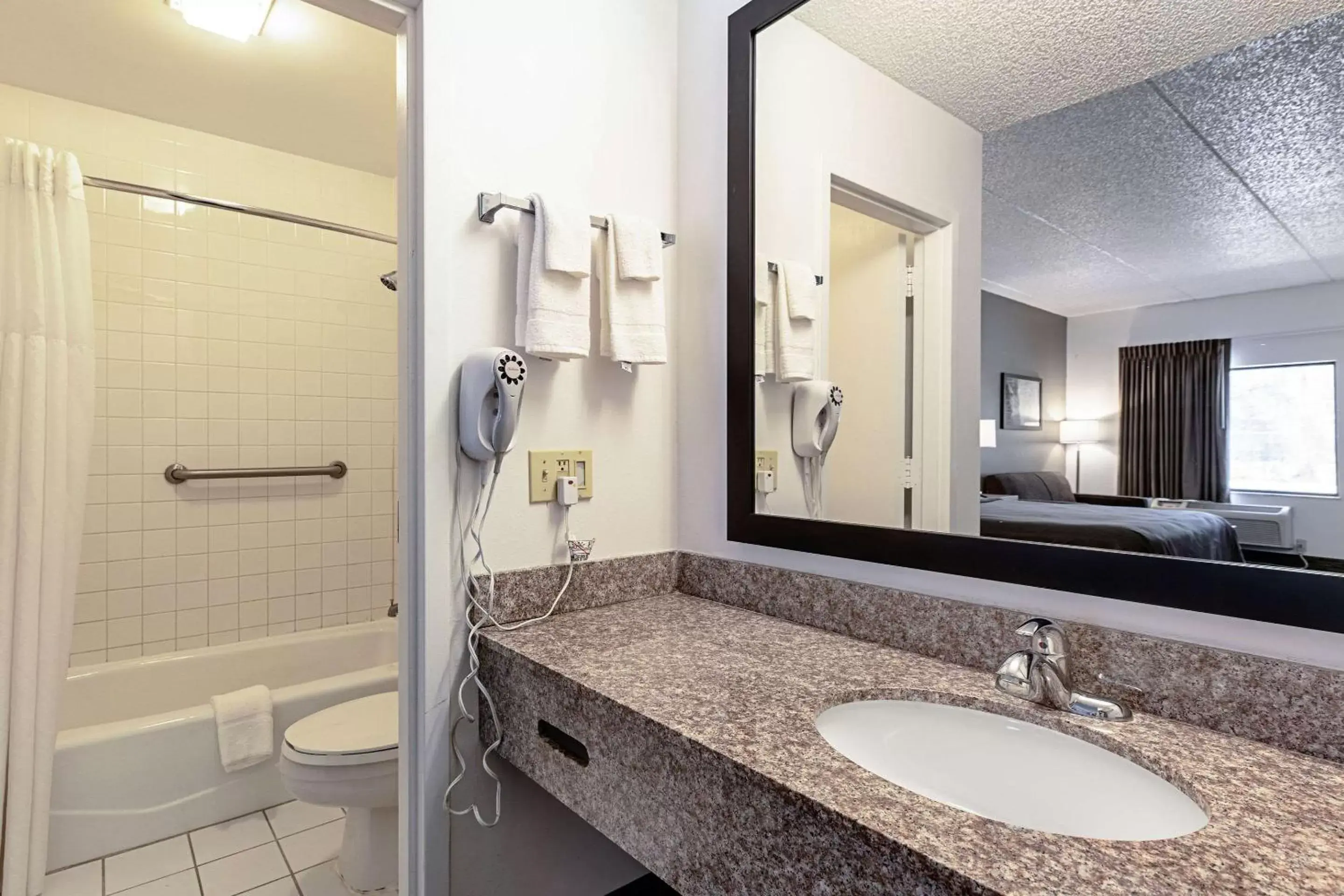 Bedroom, Bathroom in Econo Lodge Vero Beach - Downtown