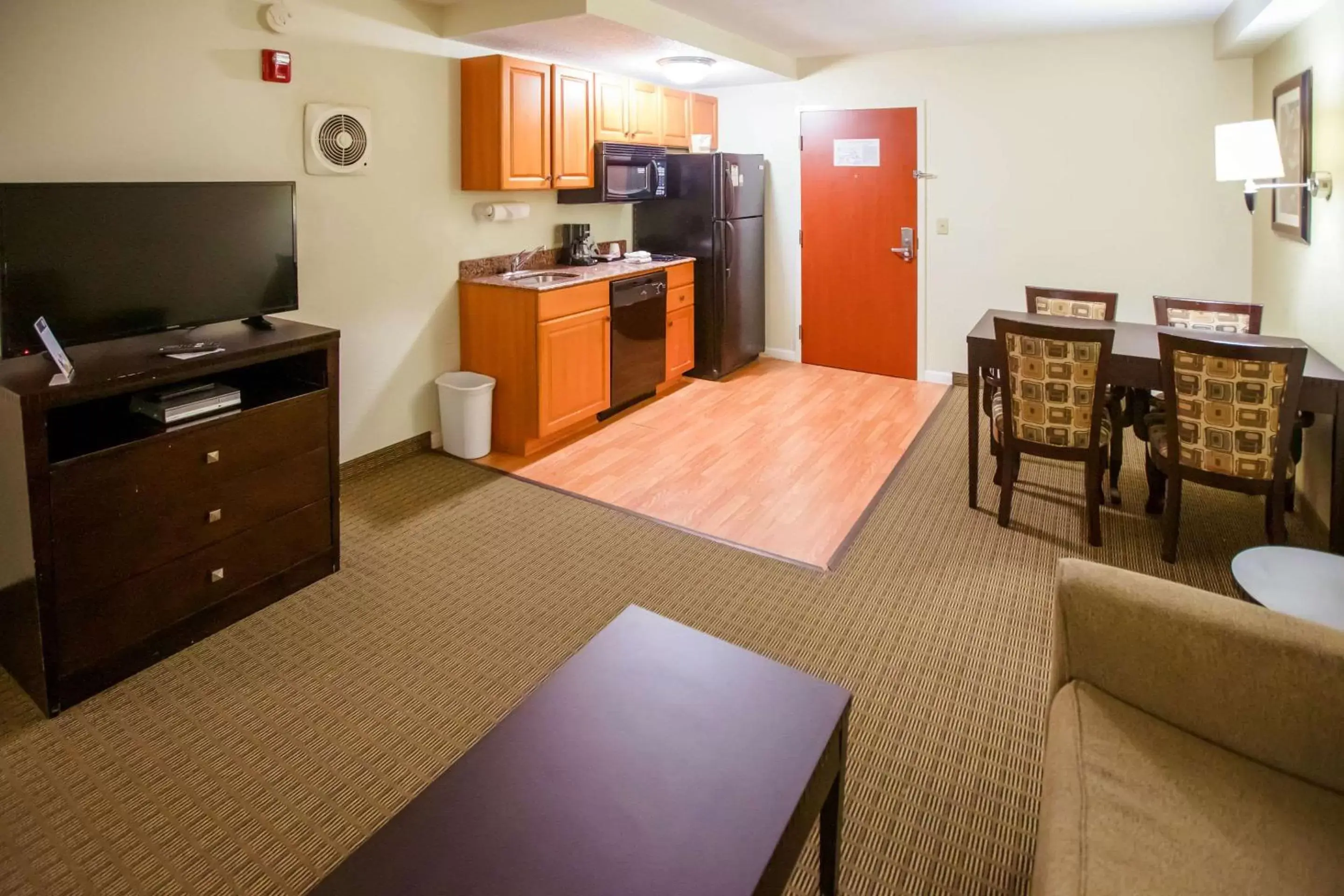 Bedroom, TV/Entertainment Center in MainStay Suites Knoxville North I-75