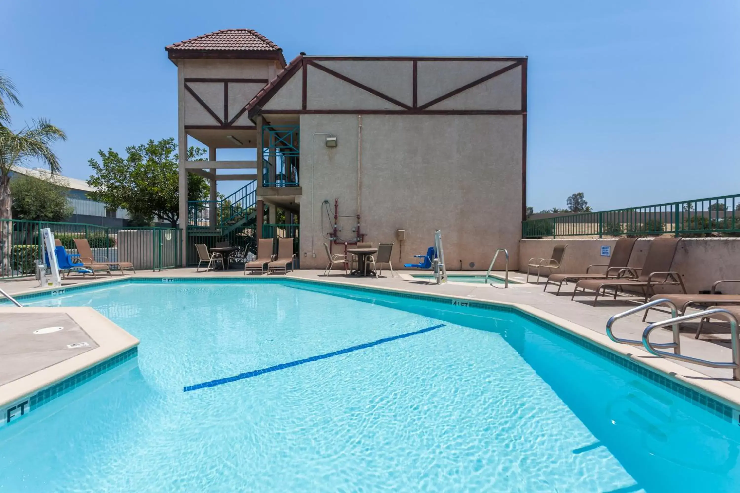 Hot Tub, Swimming Pool in Howard Johnson by Wyndham Norco