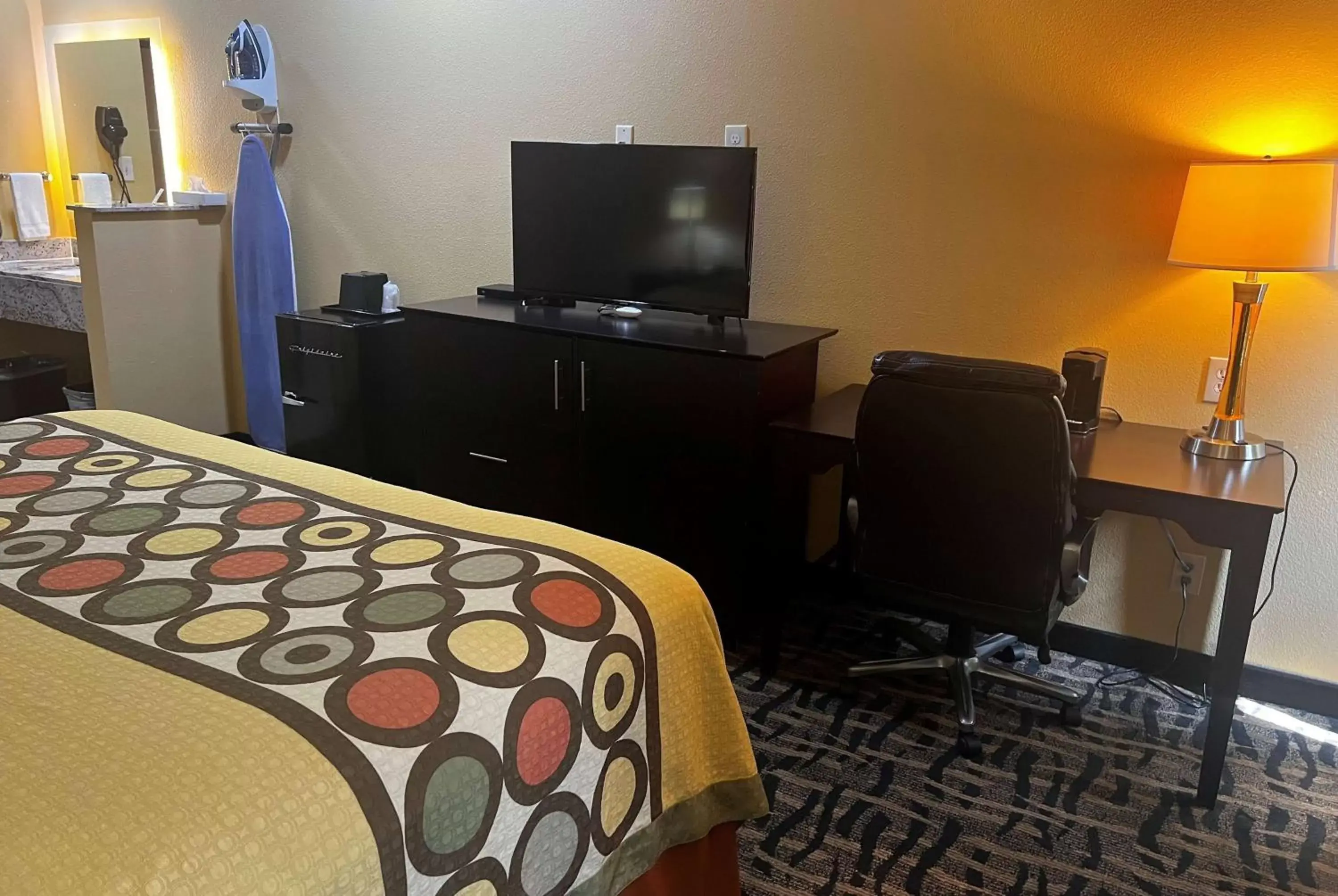 Photo of the whole room, TV/Entertainment Center in Super 8 by Wyndham Pasadena