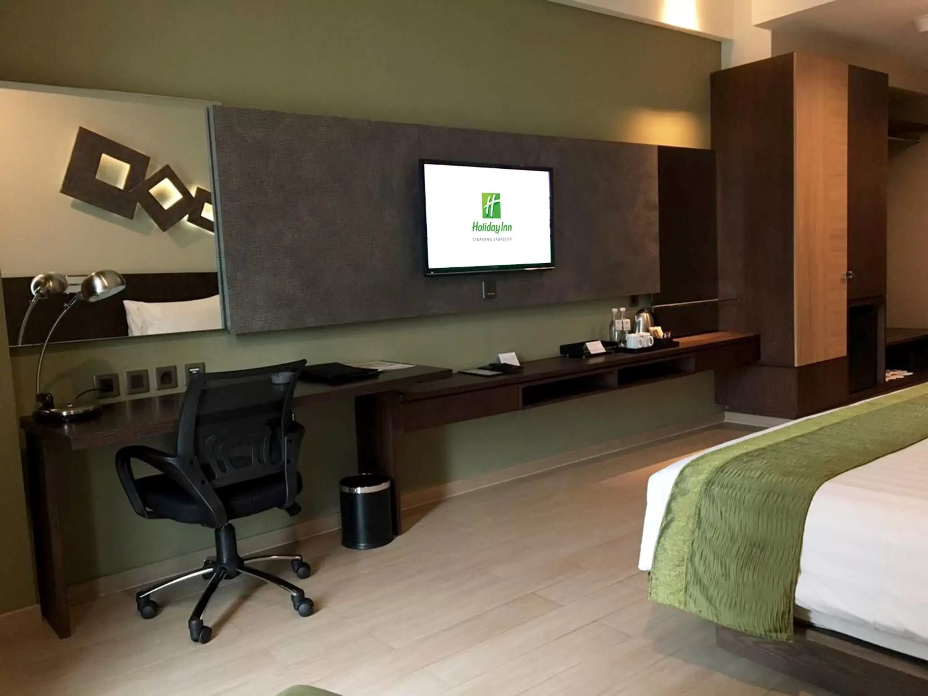 Photo of the whole room, TV/Entertainment Center in Holiday Inn Cikarang Jababeka, an IHG Hotel