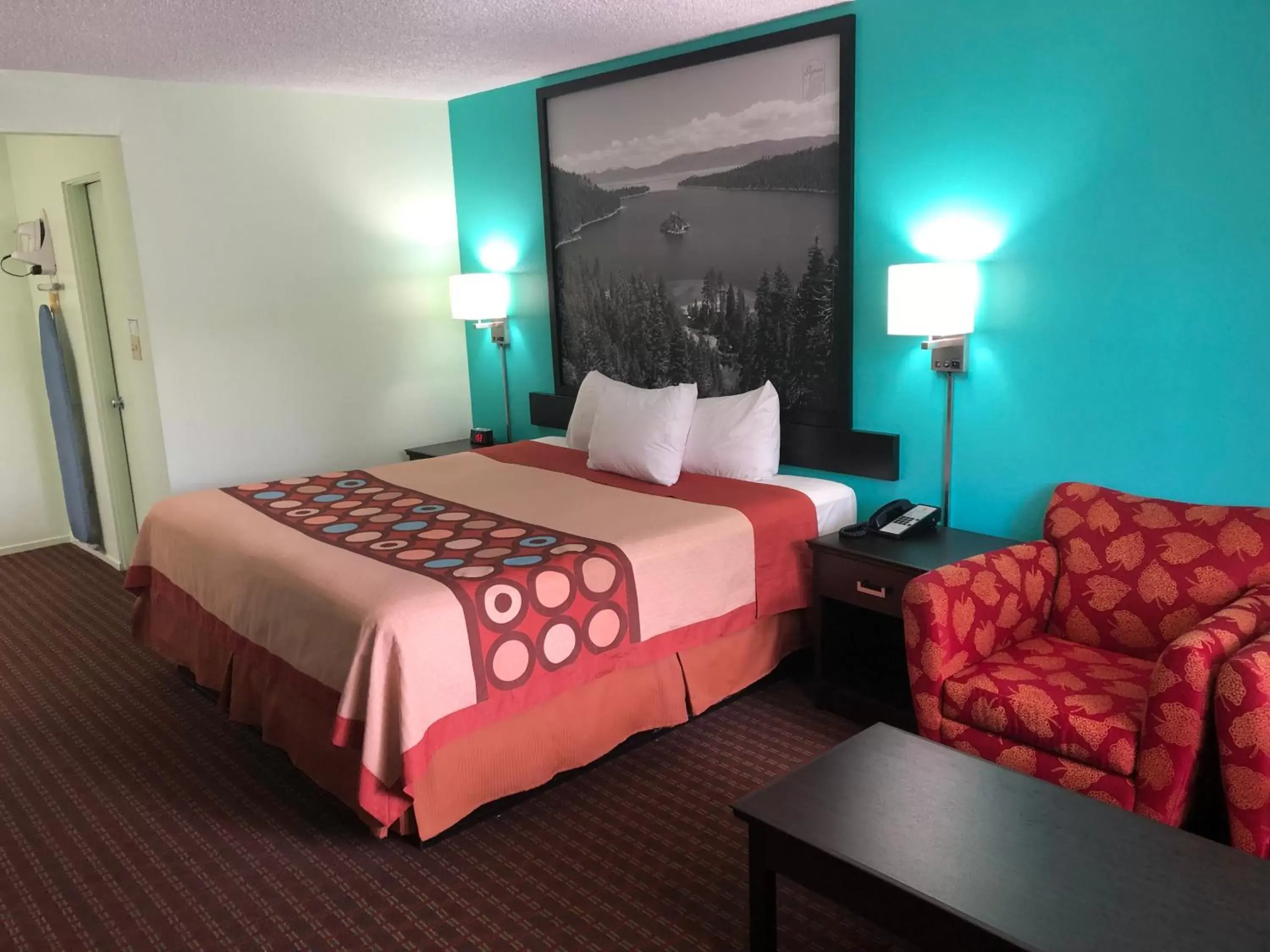 Bedroom, Bed in Super 8 by Wyndham Yreka