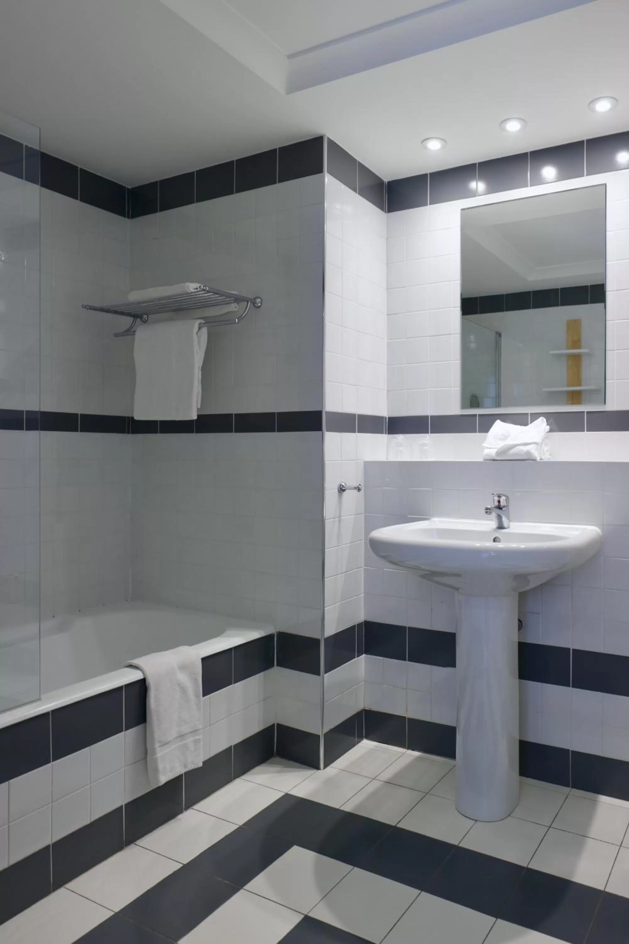 Bathroom in Résidence Carlton - Rénovée avec Piscine