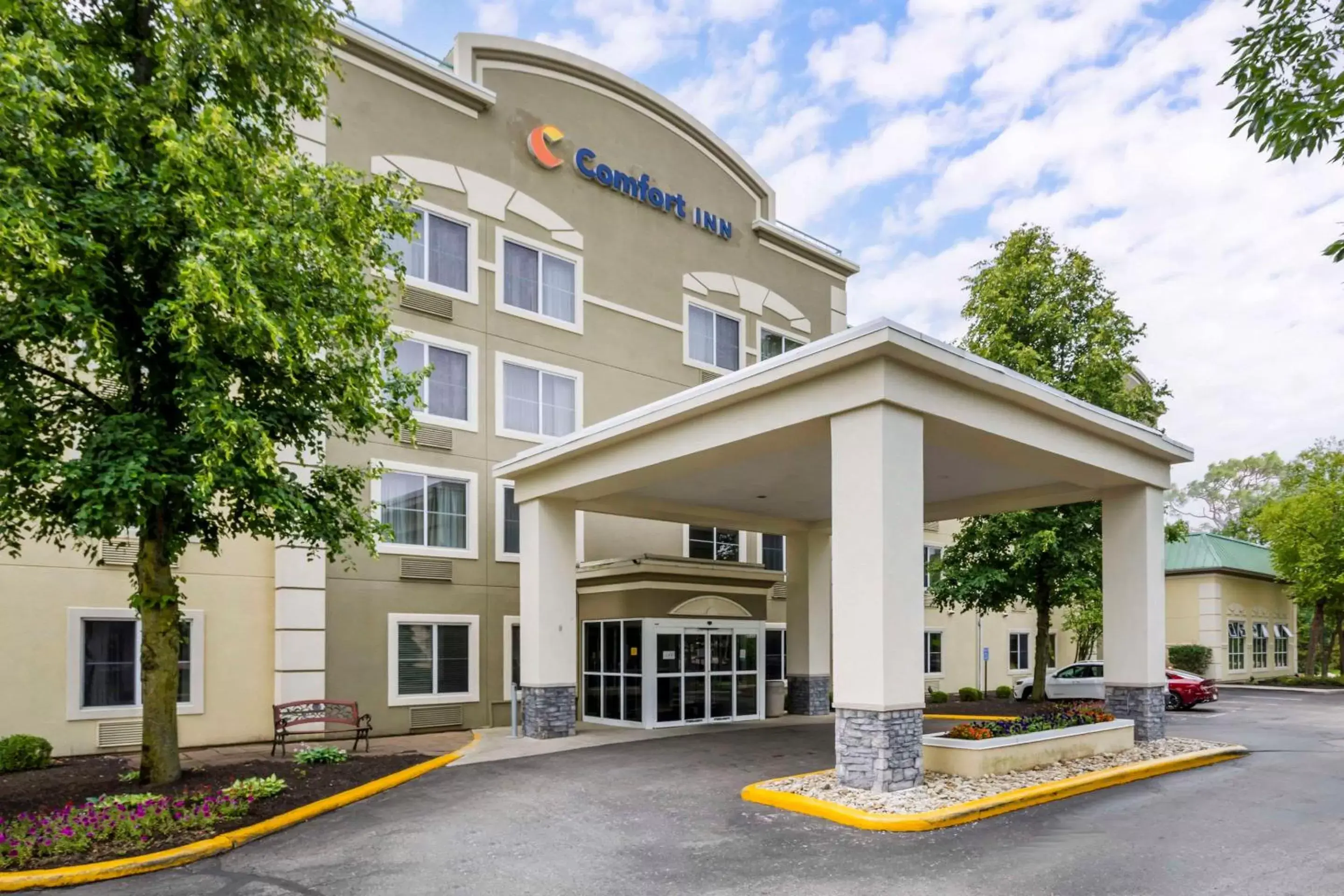 Property Building in Comfort Inn North/Polaris