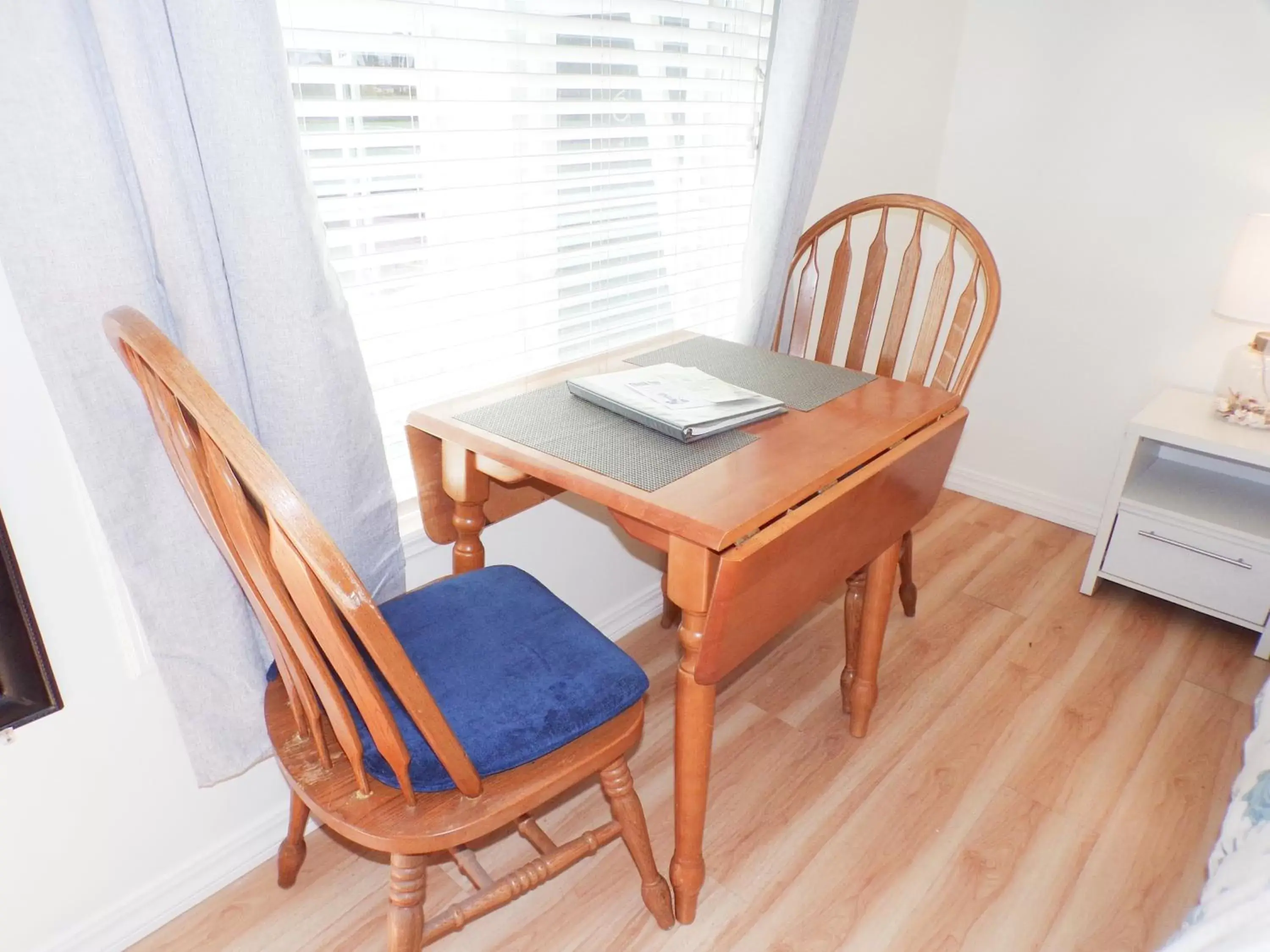 Dining Area in Shoreline Cottages