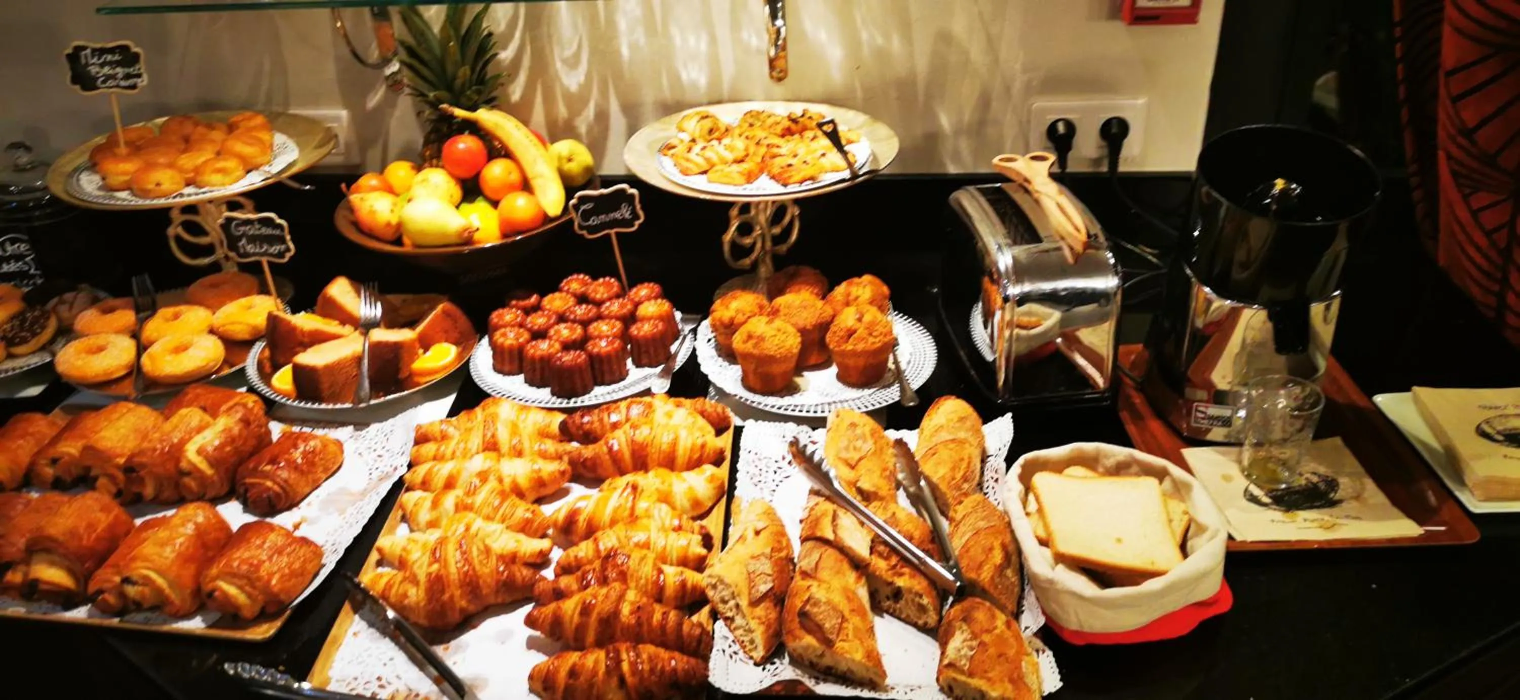 Buffet breakfast in Hotel Acadie Eragny