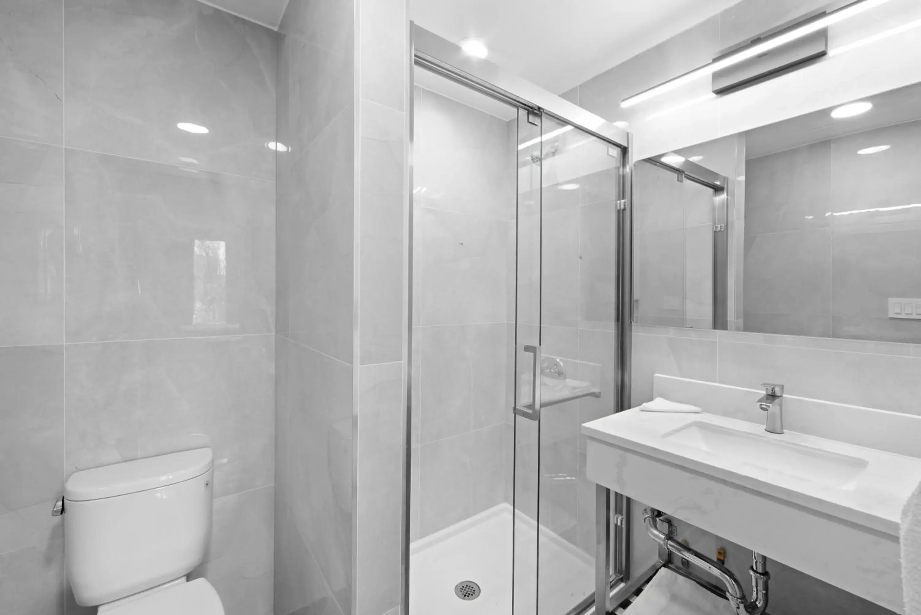 Bathroom in Hotel 365 Bronx - Yankee Stadium