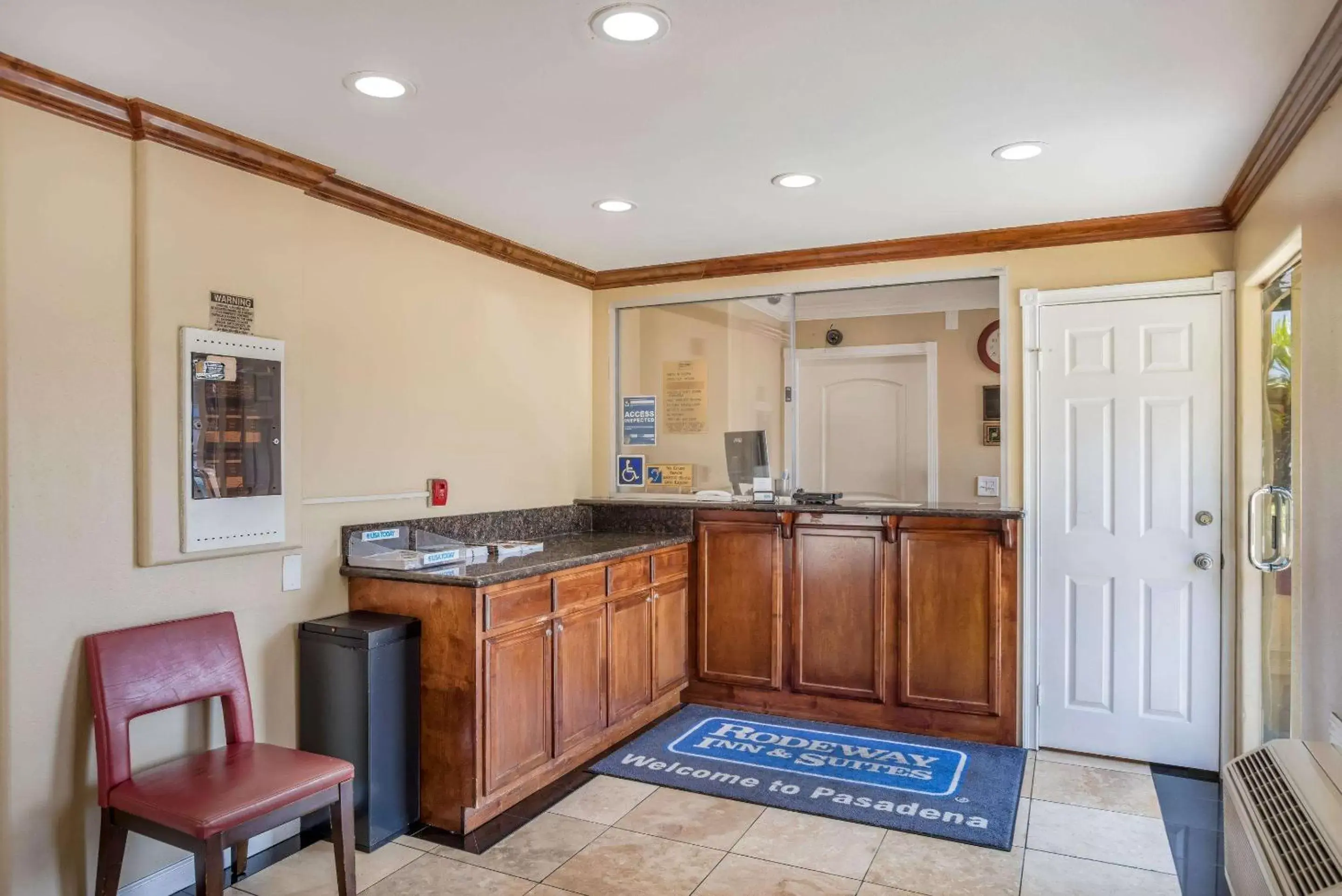 Lobby or reception, Kitchen/Kitchenette in Rodeway Inn & Suites - Pasadena